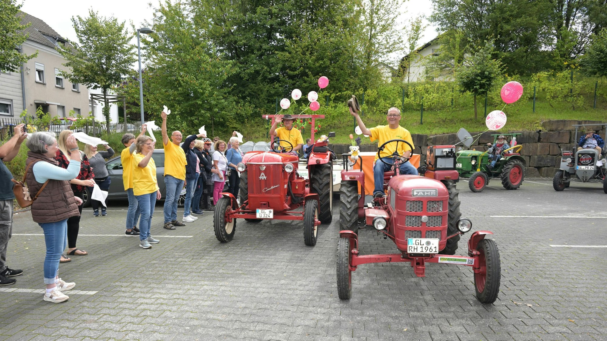 Mit Treckern fahren zwei Freunde von Bergisch Gladbach nach Masuren in Polen. Auf der 1200 Kilometer langen Reise sammeln sie Spenden für den Verein „Hits fürs Hospiz“.