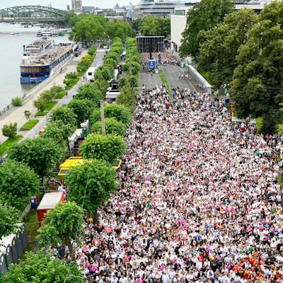 Fans fiebern beim Public Viewing am Konrad-Adenauer-Ufer mit.