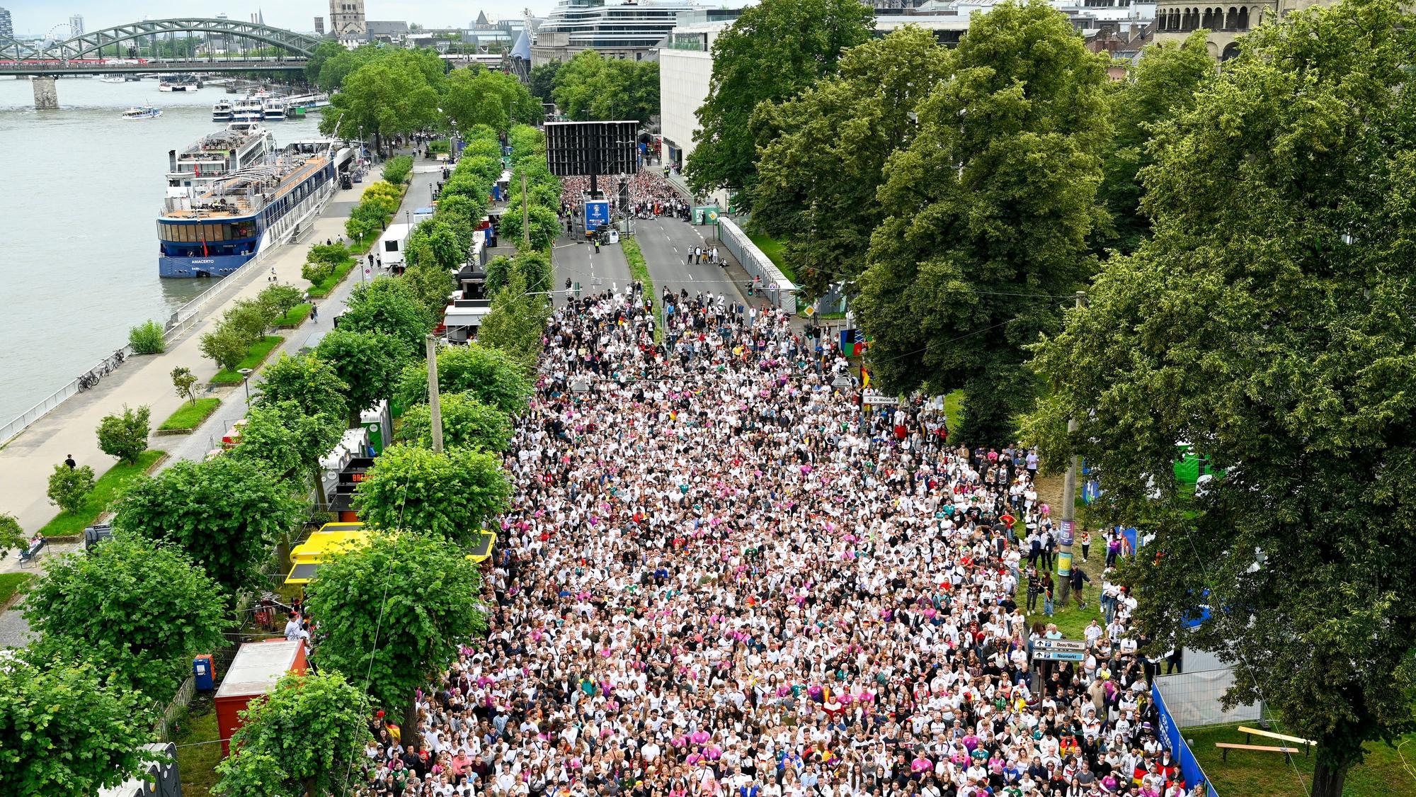 Fans fiebern beim Public Viewing am Konrad-Adenauer-Ufer mit.