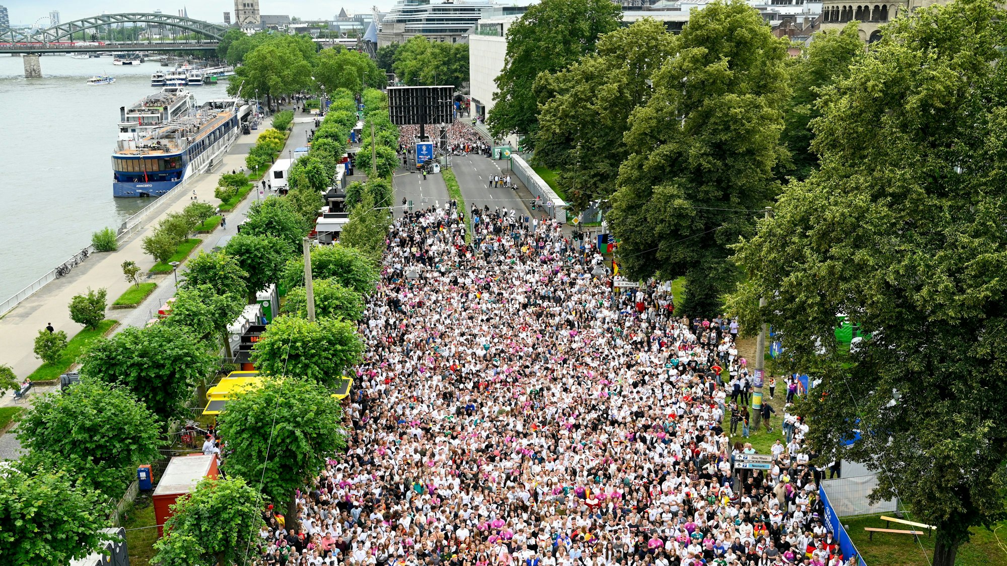 Fans fiebern beim Public Viewing am Konrad-Adenauer-Ufer mit.