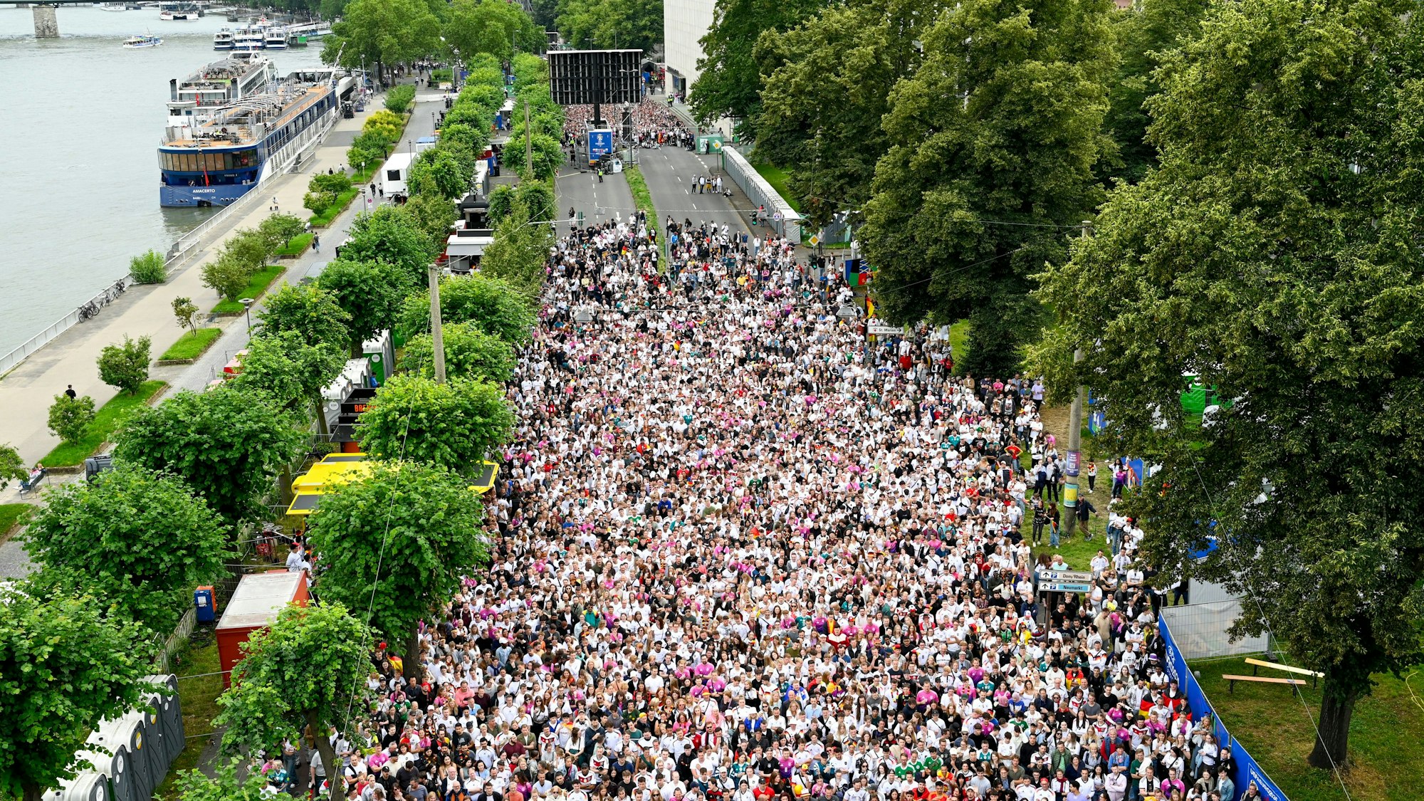 Die Fans fiebern beim Public Viewing am Konrad-Adenauer-Ufer mit.