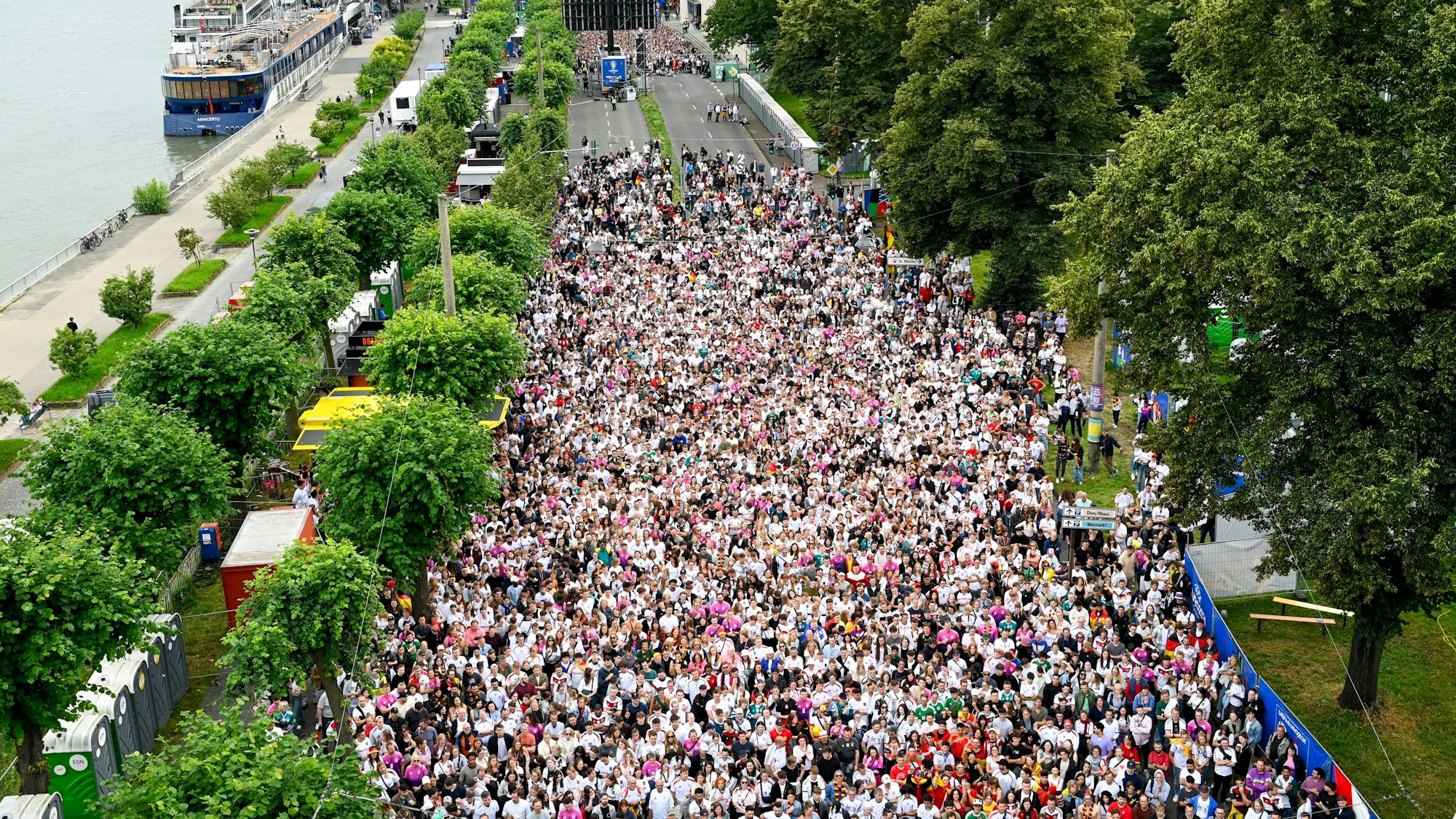 Die Fans fiebern beim Public Viewing am Konrad-Adenauer-Ufer mit. UEFA EURO Fußball-Europameisterschaft.