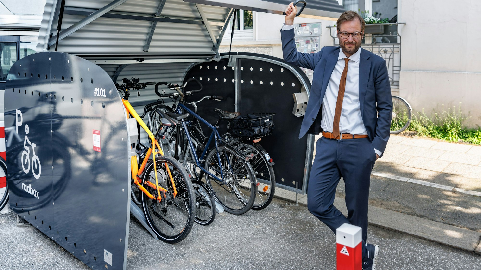 Anjes Tjarks (Grüne), Senator für Verkehr und Mobilitätswende, präsentiert zwei Radboxen im Grindelviertel. Die Stadt Hamburg startet ein einjähriges Pilotprojekt zur Erprobung von Radboxen an verschiedenen Standorten in den Bezirken. +++ dpa-Bildfunk +++