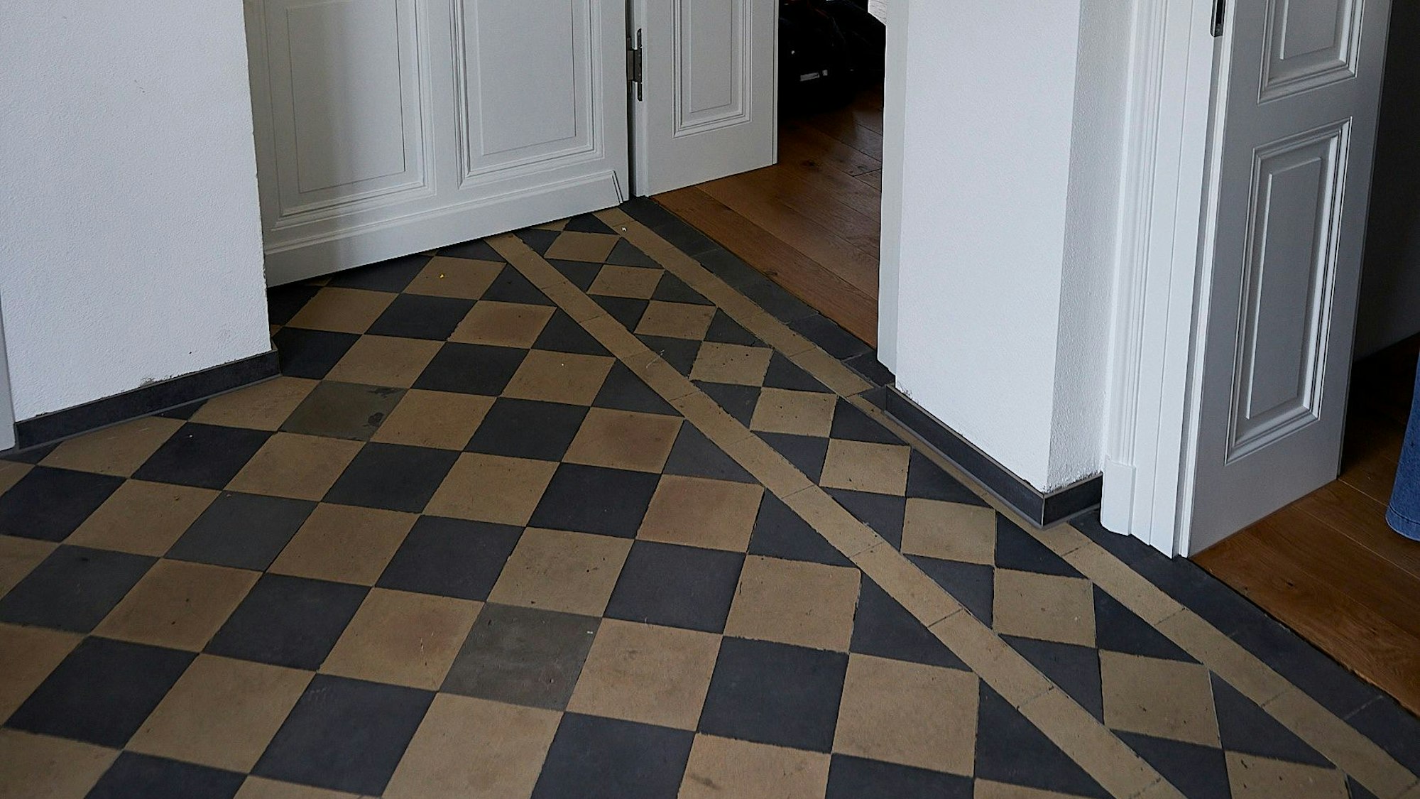 Die Fliesen des ehemaligen Schulflures sind aufgearbeitet worden.