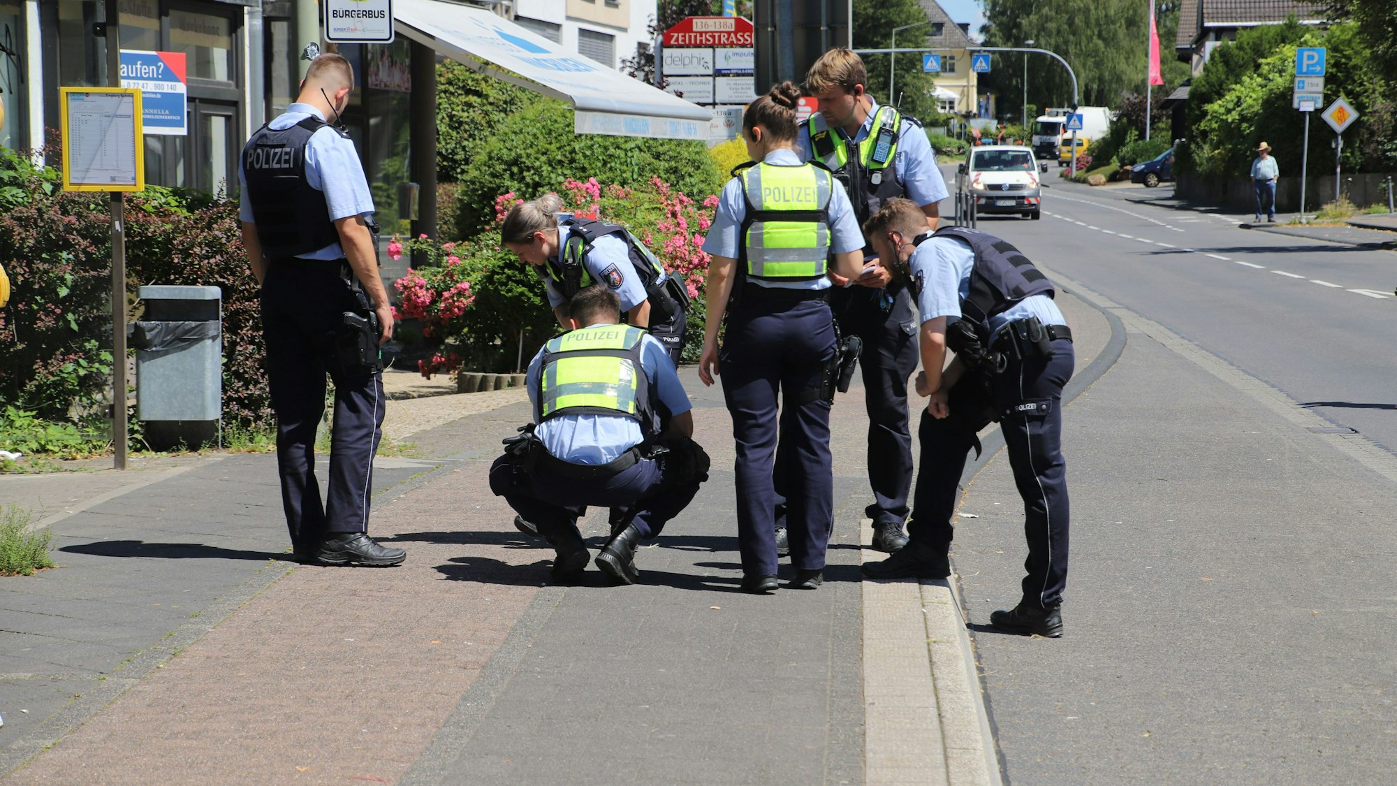 Polizisten suchen auf dem Boden nach Spuren eines handfesten Streits.