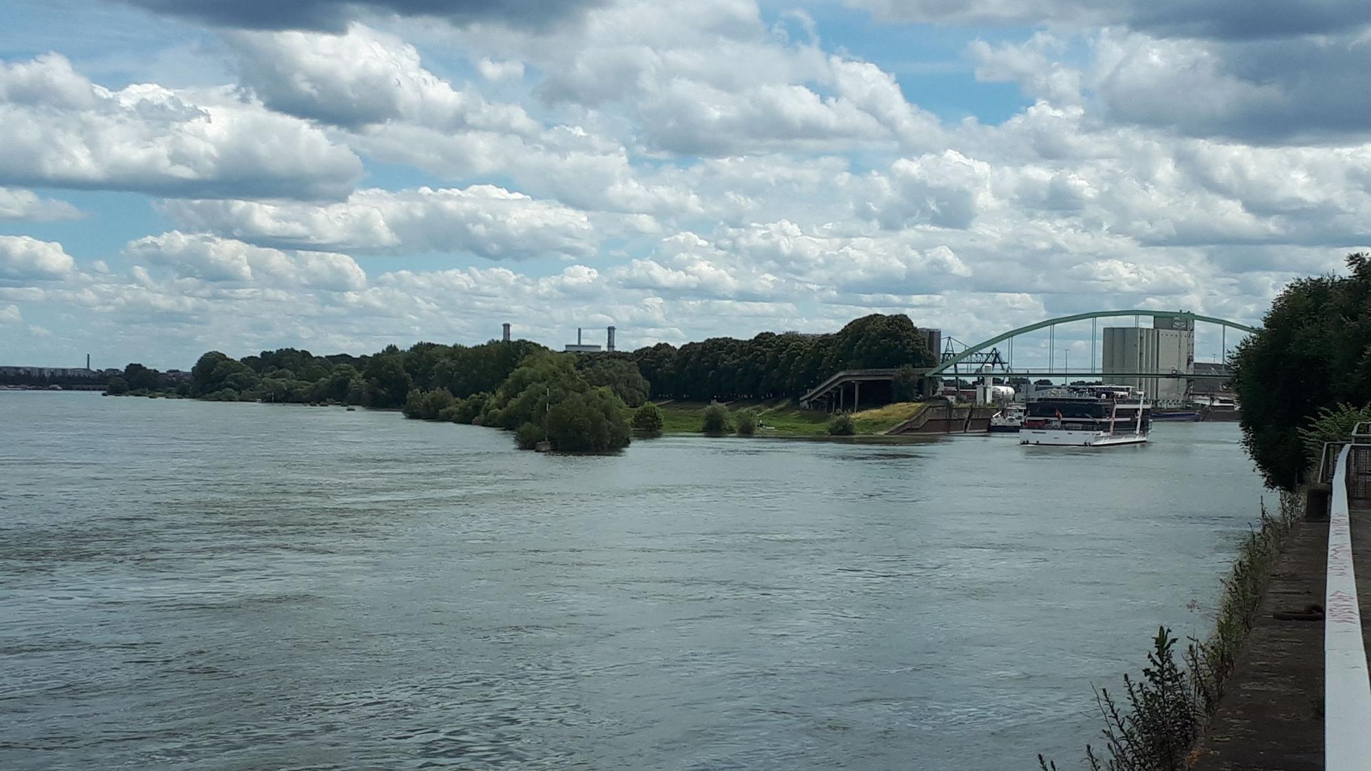 Ein weiterer Punkt der Radtour durch den Stadtbezirk Nippes: Der Blick von der Rheinpromenade am Niehler Damm auf die Einfahrt des Niehler Hafens.