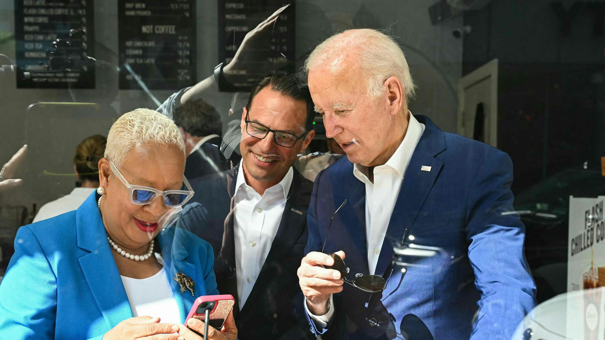 Der Gouverneur von Pennsylvania, Josh Shapiro (Mitte), mit US-Präsident Joe Biden und der Bürgermeisterin von Harrisburg, Wanda Williams