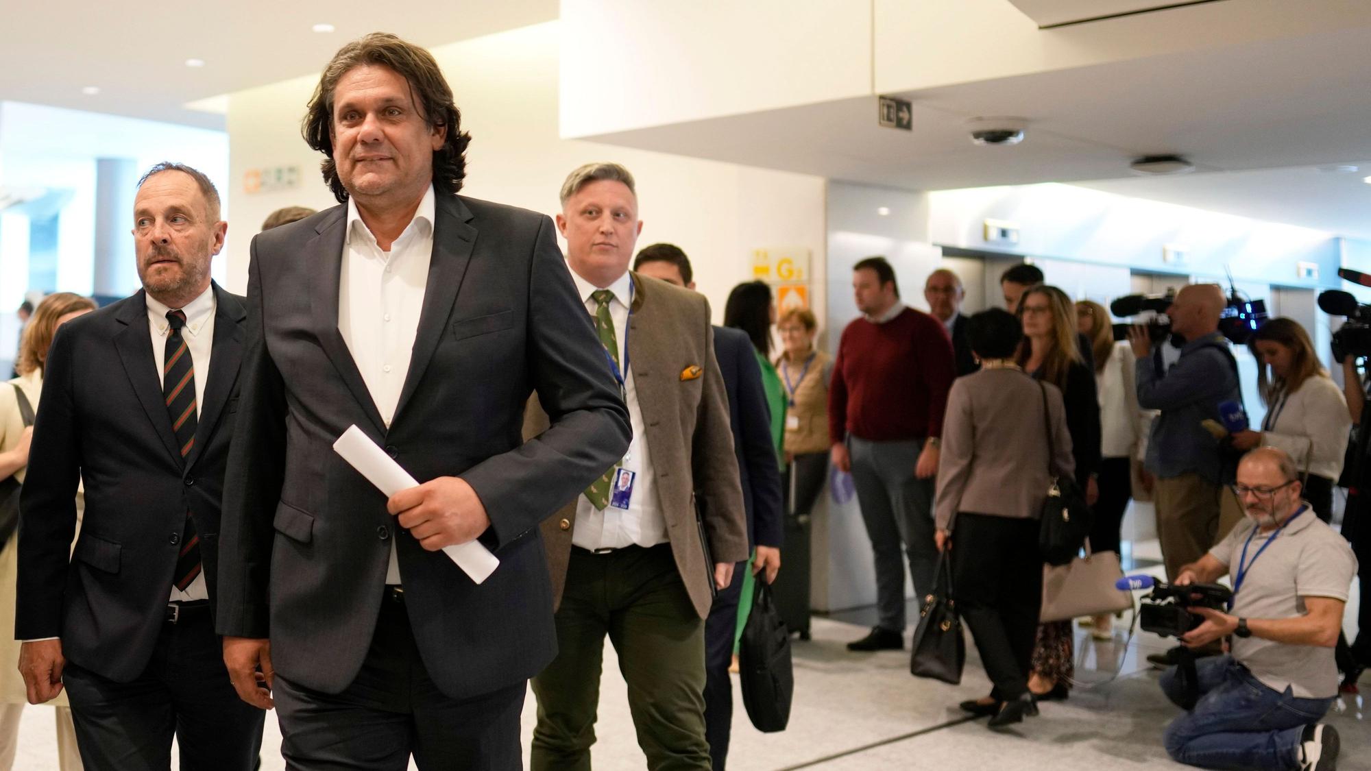 08.07.2024, Belgien, Brüssel: Der ungarische Politiker Tamas Deutsch (vorne) trifft zu einem Treffen im Europäischen Parlament ein.
