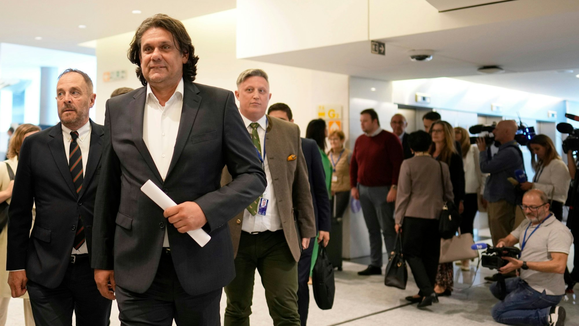 08.07.2024, Belgien, Brüssel: Der ungarische Politiker Tamas Deutsch (vorne) trifft zu einem Treffen im Europäischen Parlament ein.