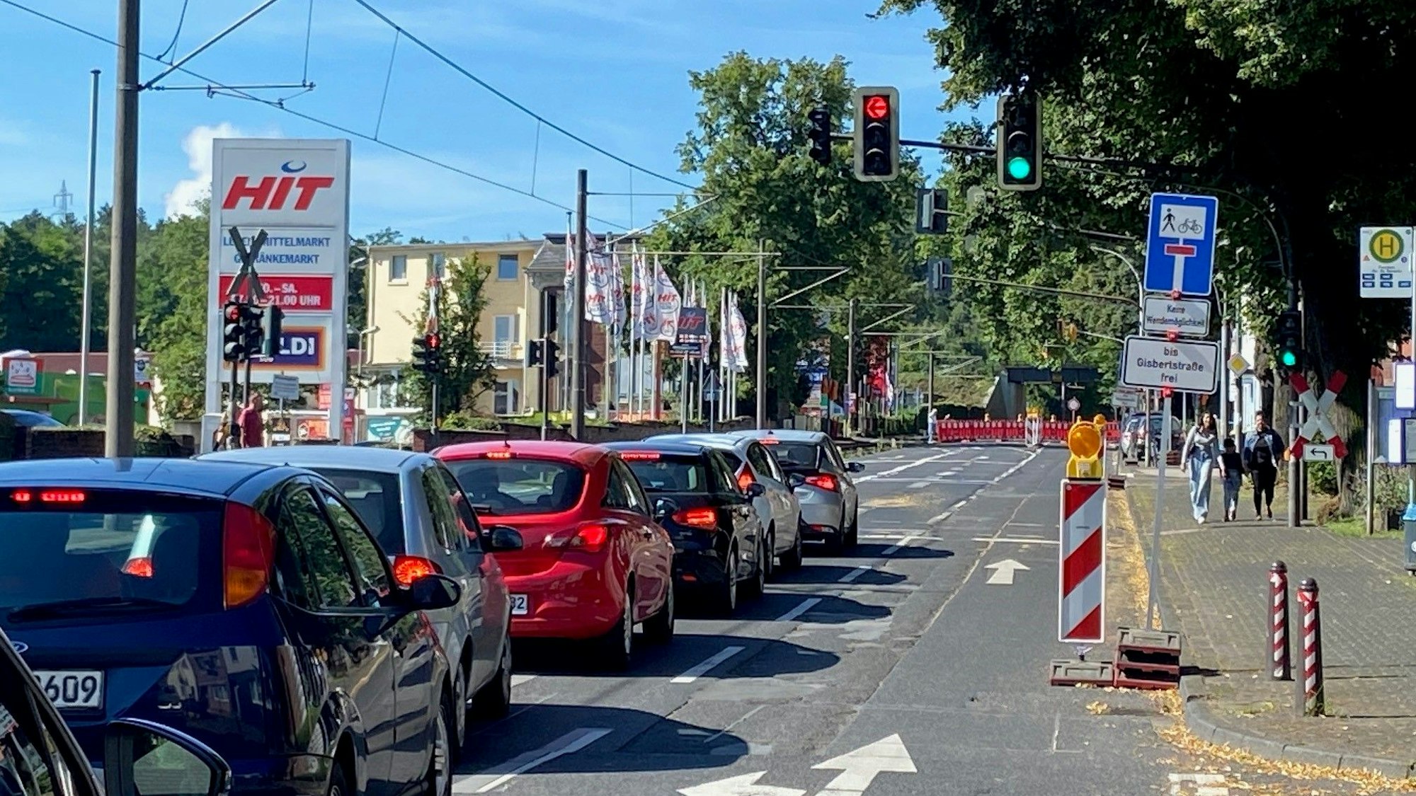 Auf dem Bild ist ein Stau vor der Sperrung der Dürener Straße zu sehen.