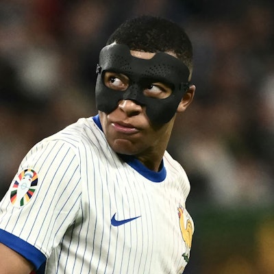 Frankreichs Kylian Mbappe steht mit seinem Land im EN-Halbfinale. Den möglichen Wahlsieg der rechtsnationalen Rassemblement National half er zu verhindern.