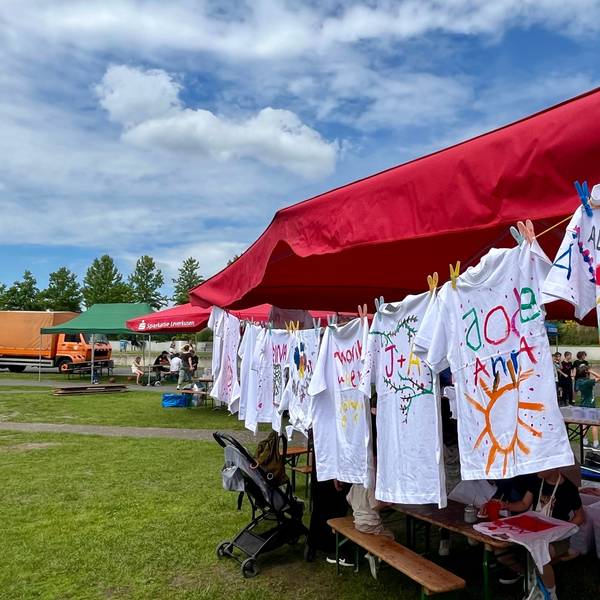 Bemalte Shirts in der Sonne