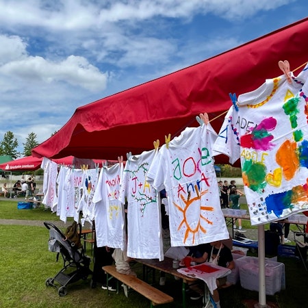 Bemalte Shirts in der Sonne