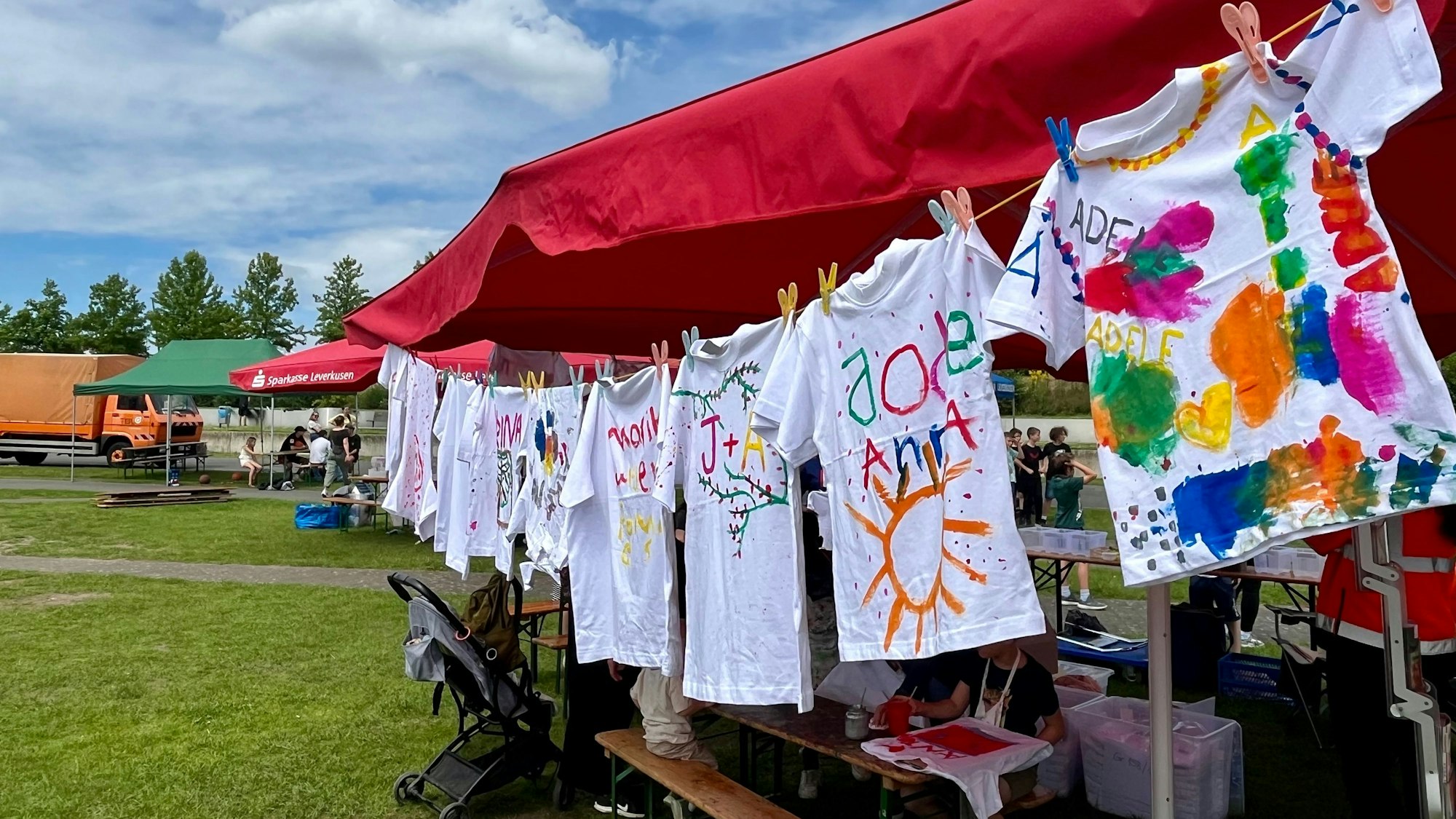 Bemalte Shirts in der Sonne