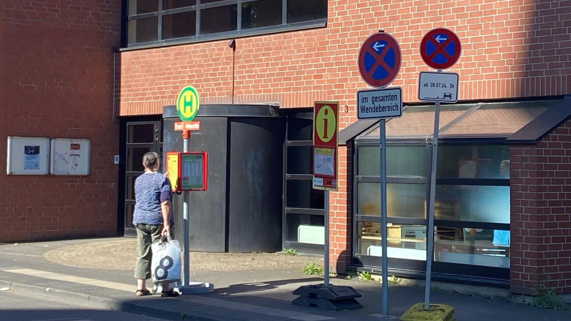 Auf dem Bild ist eine Ersatzhaltestelle zu sehen.