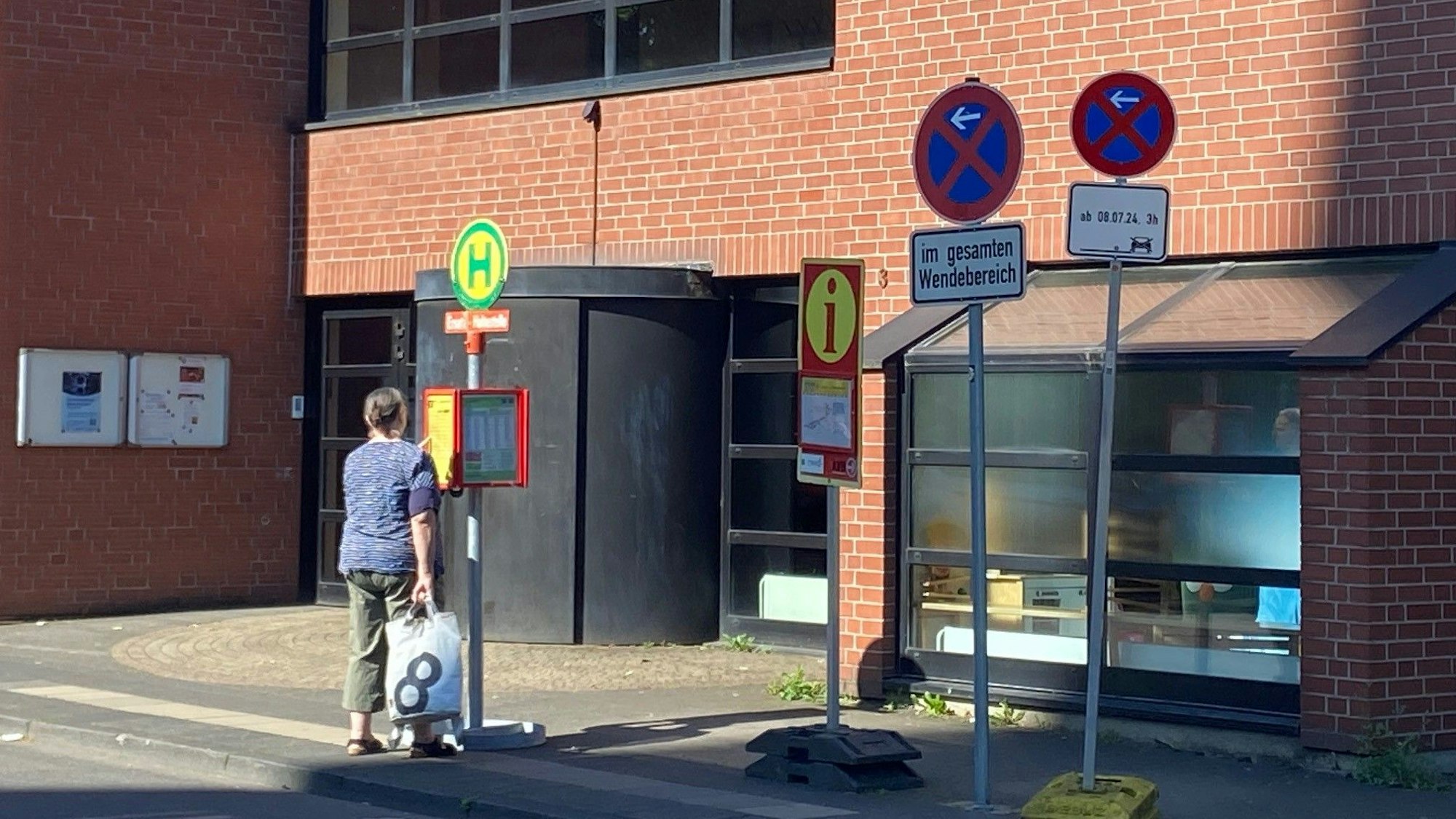 Auf dem Bild ist eine Ersatzhaltestelle zu sehen.