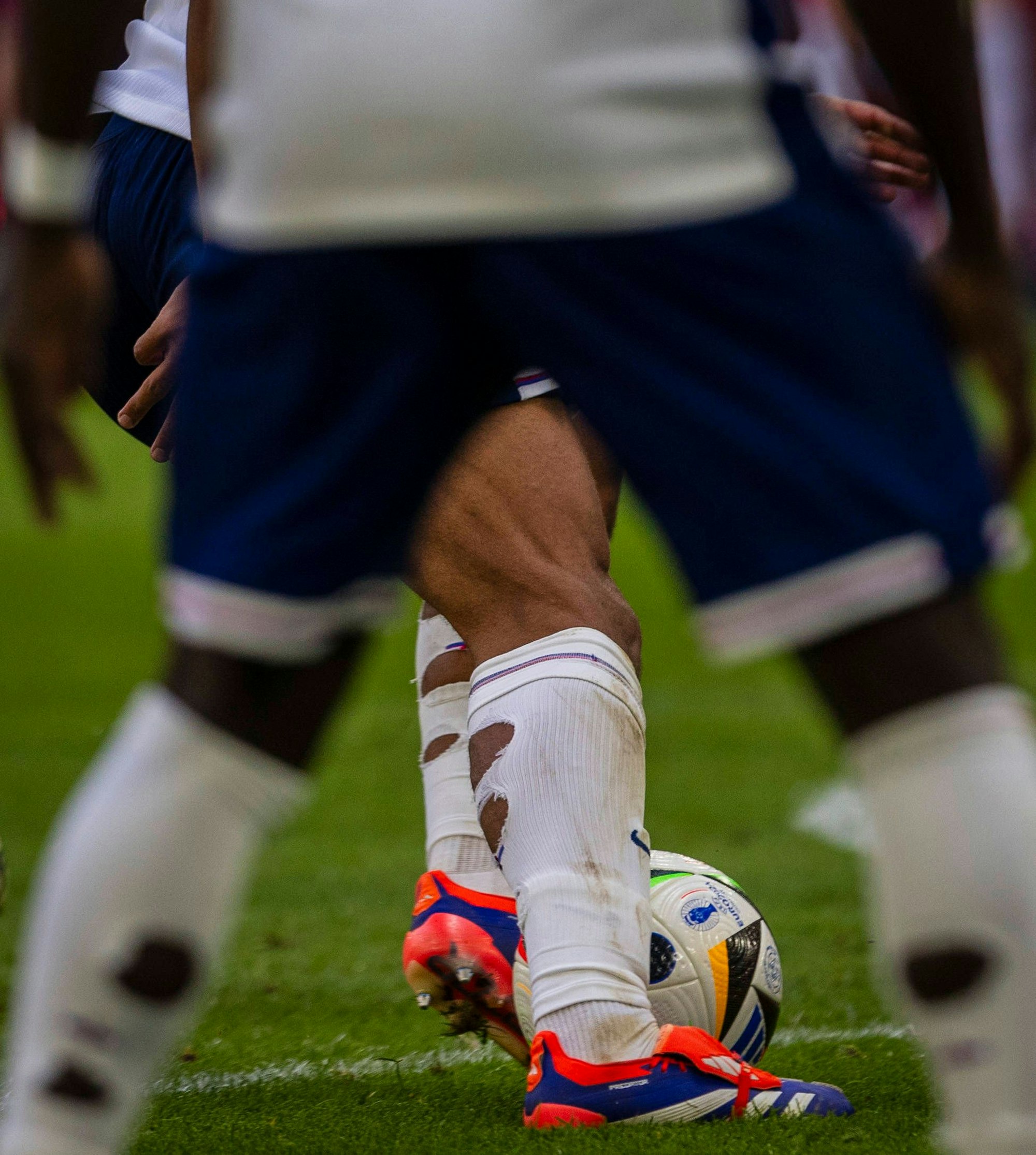 Bukayo Saka und Jude Bellingham spielen in Düsseldorf gegen die Schweiz im EM-Viertelfinale mit zerissenen Socken.