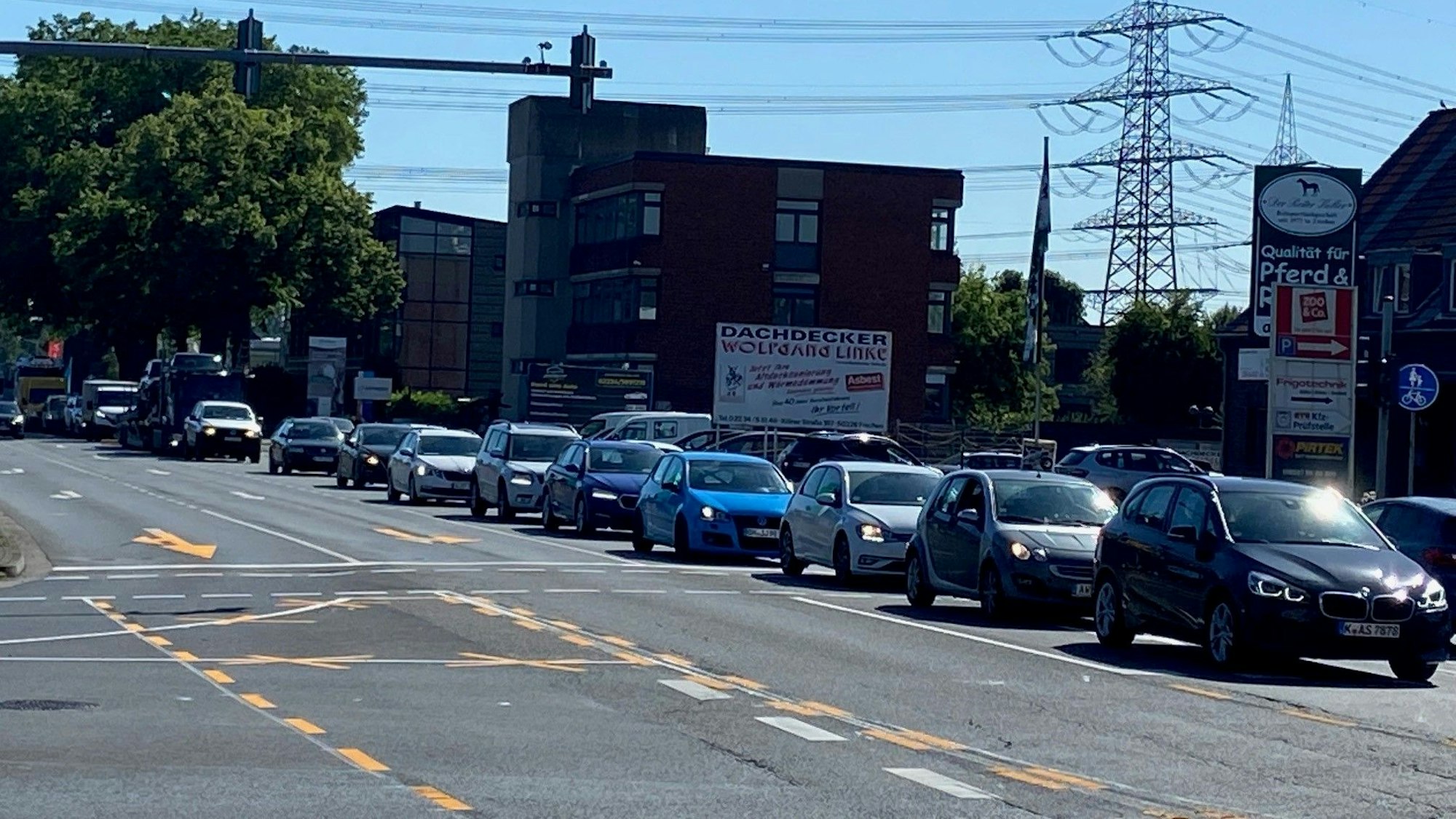 Auf dem Bild ist ein Stau auf der Kölner Straße zu sehen.