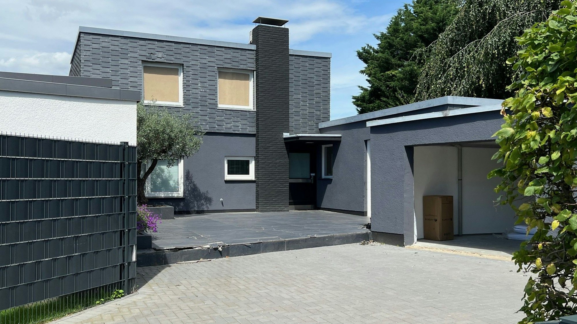 Der Eingang einer Villa in Rodenkirchen.