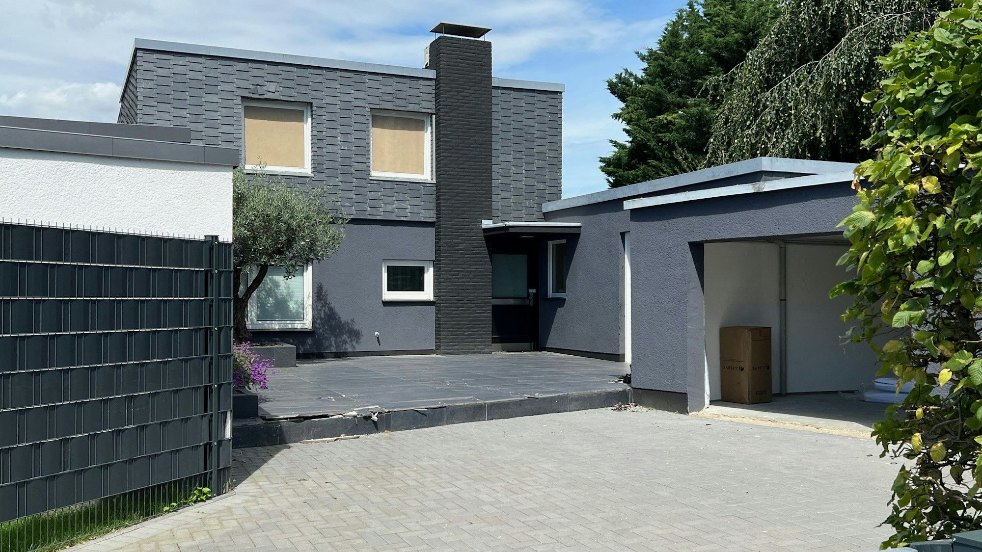 In dieser Villa in Rodenkirchen beendete ein SEK der Polizei am Freitagabend (5.7.2024) eine Geiselnahme.