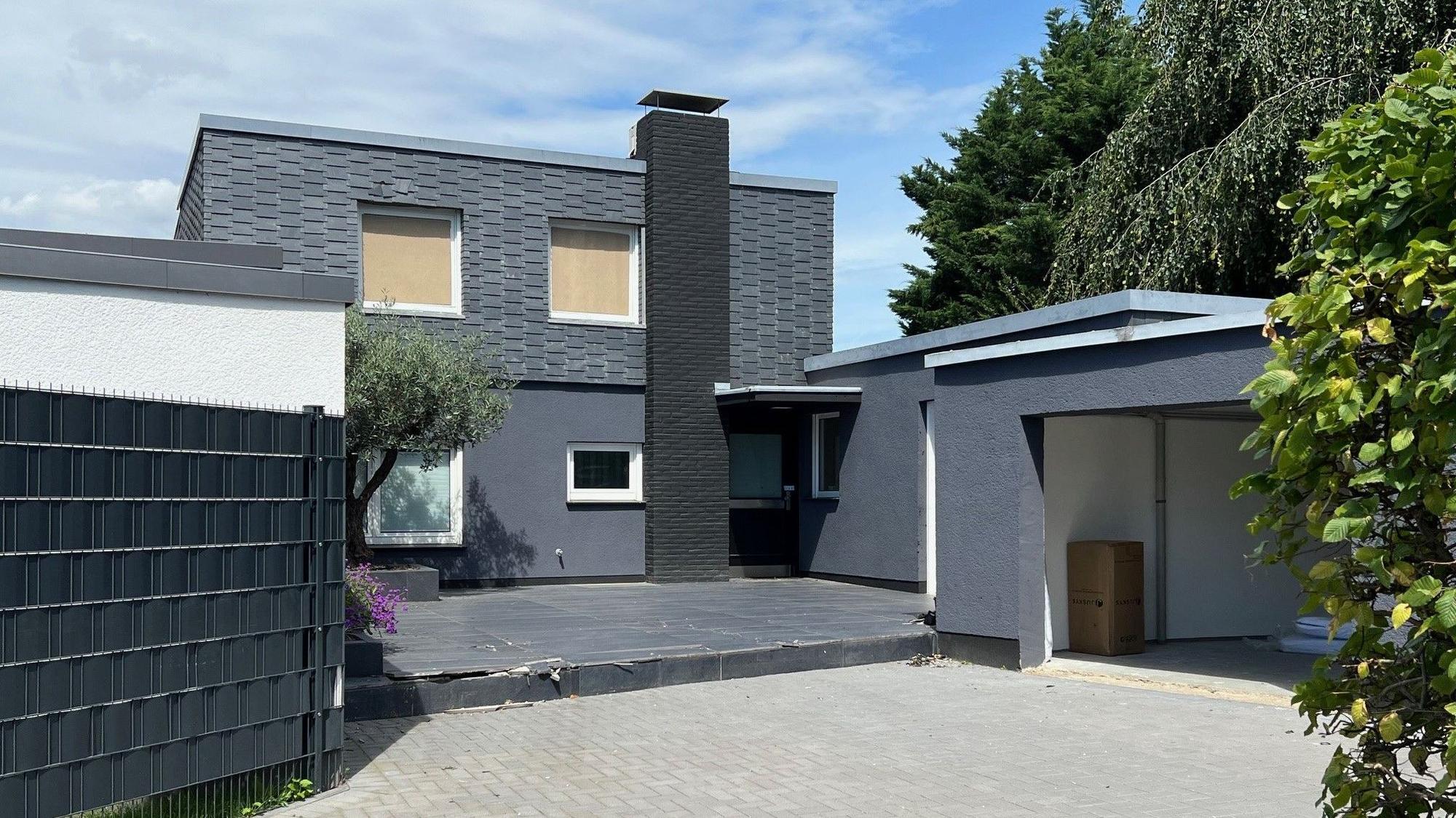 In dieser Villa in Rodenkirchen beendete ein SEK der Polizei am Freitagabend (5.7.2024) eine Geiselnahme.