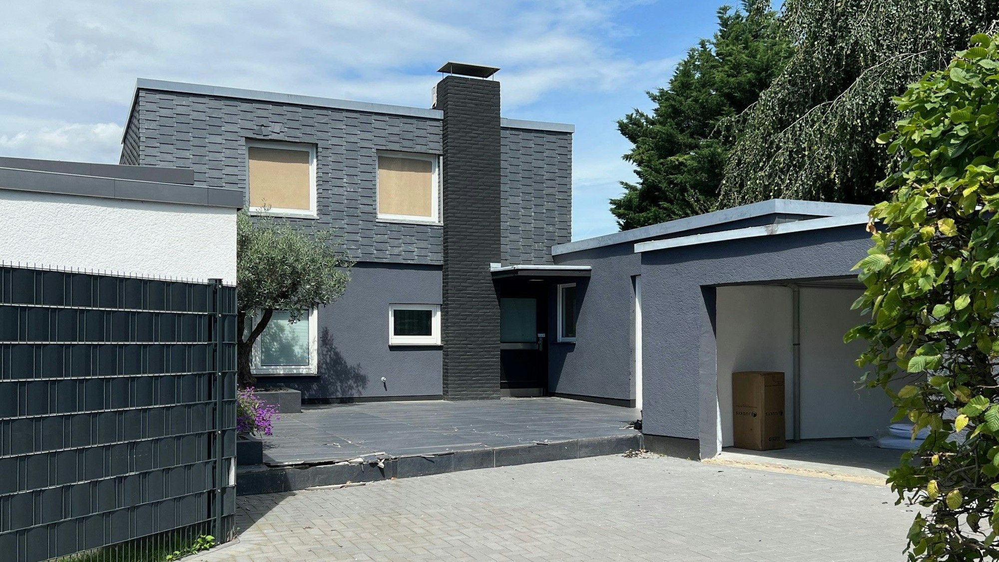 In dieser Villa in Rodenkirchen beendete ein SEK der Polizei am Freitagabend (5.7.2024) eine Geiselnahme.