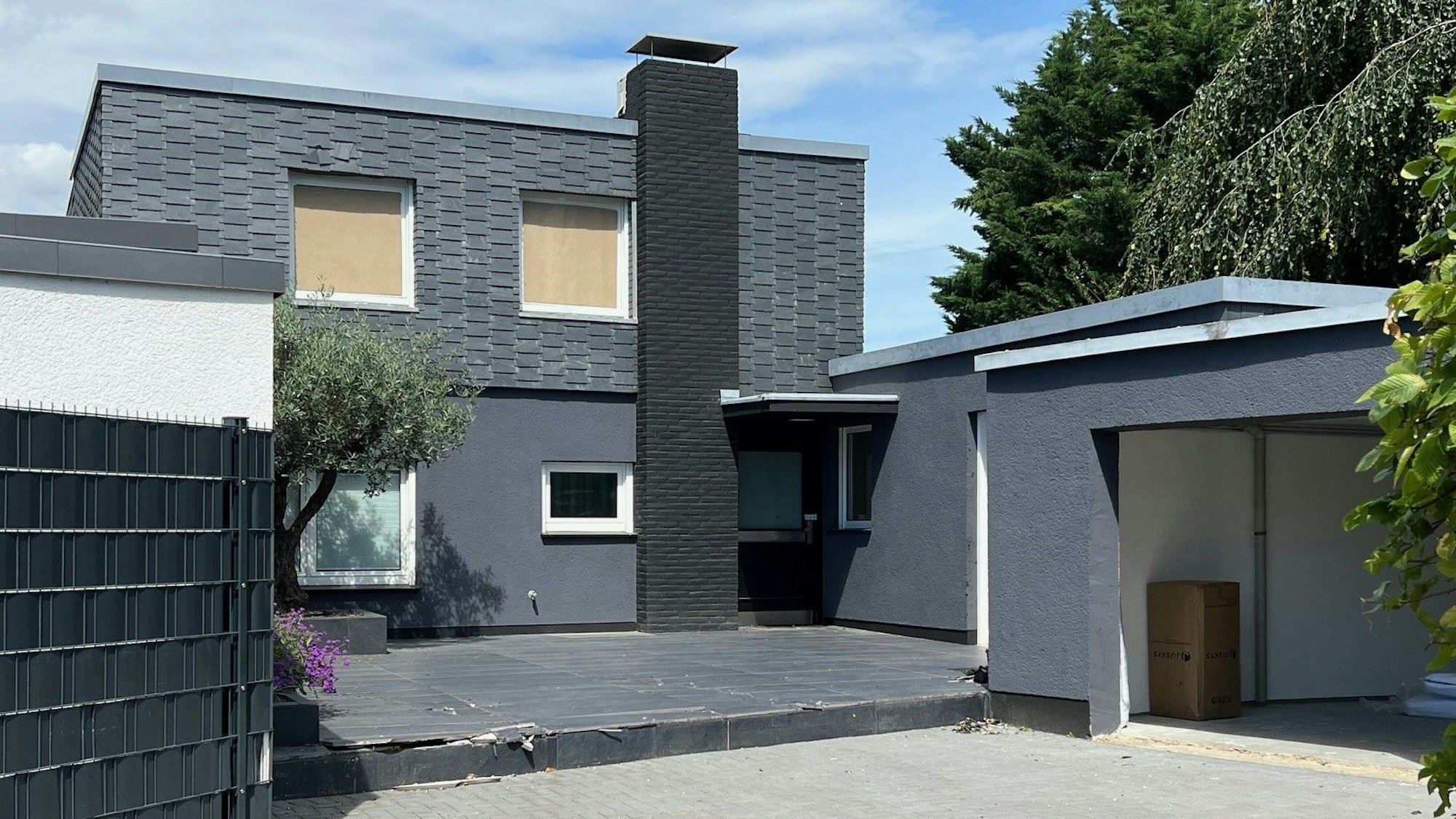 Aus dieser Villa in Rodenkirchen befreite das SEK die beiden Geiseln aus Bochum.