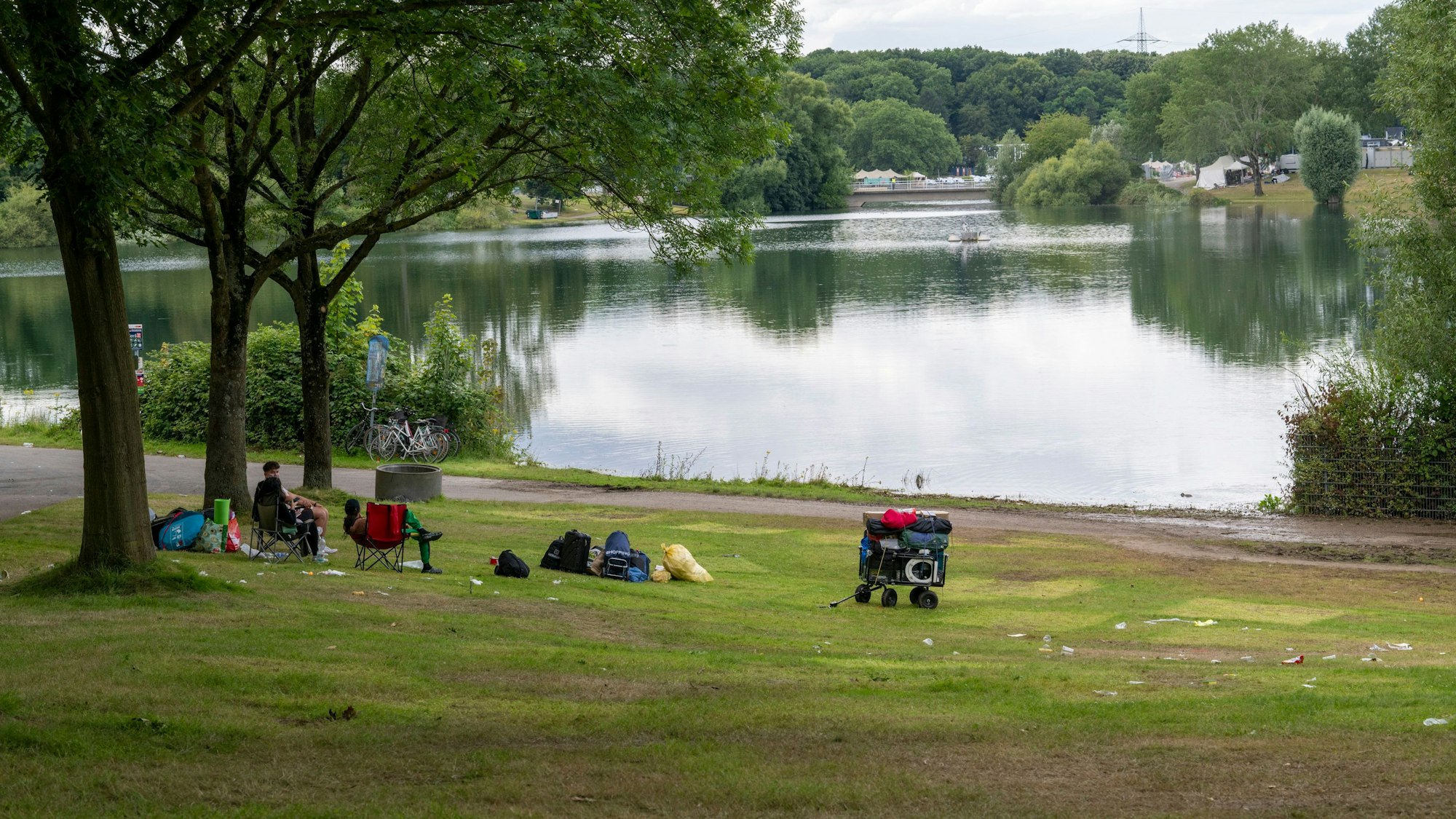 Komplett sauber sind die Wiesen am Fühlinger See nach dem Summerjam Festival nicht.