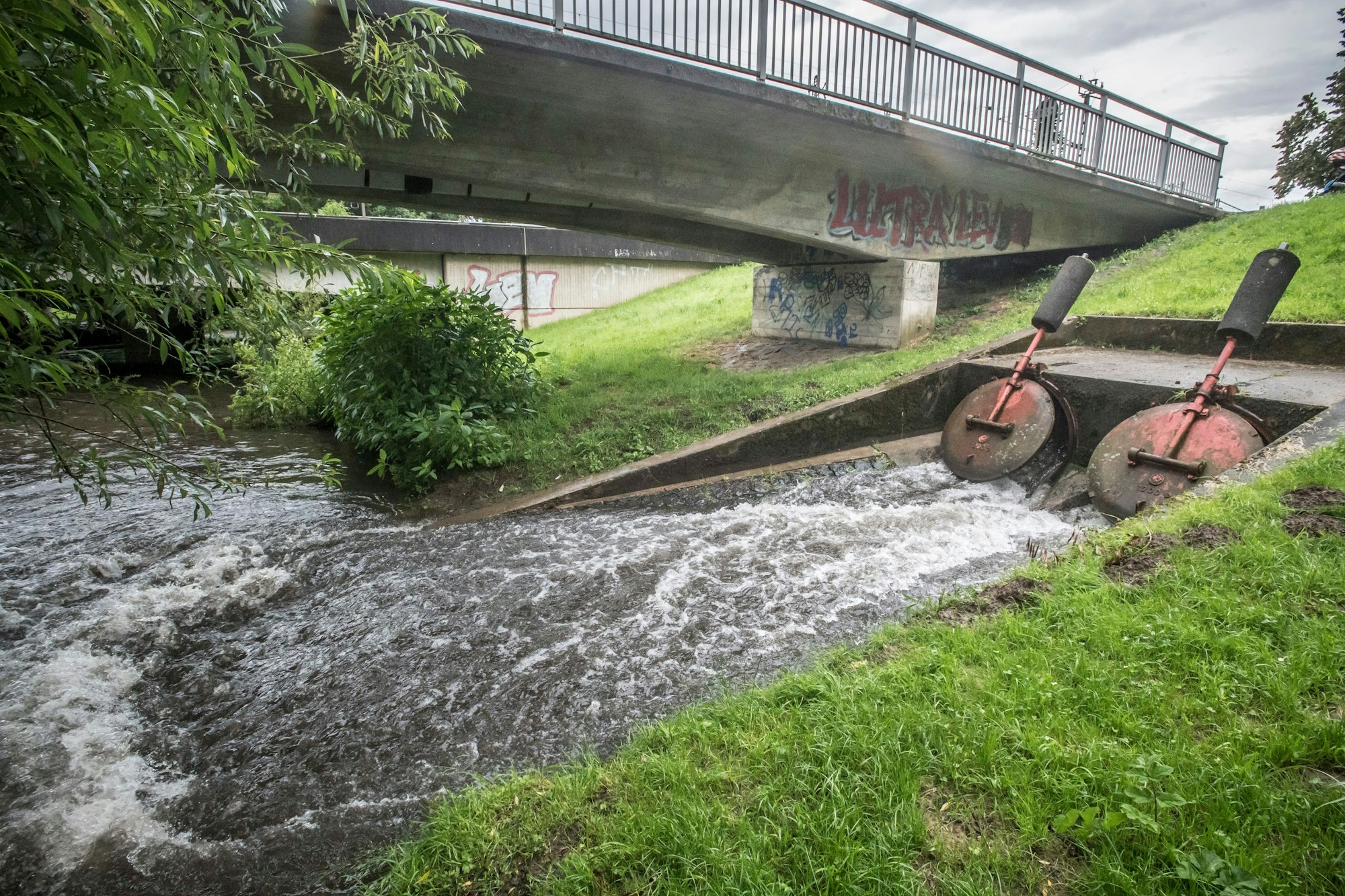 Nach einem Sturzregen: Der Abfluss von der Autobahn 1 in die Dhünn. das Wasser fließt ungeklärt in das Flüsschen. Foto: Ralf Krieger