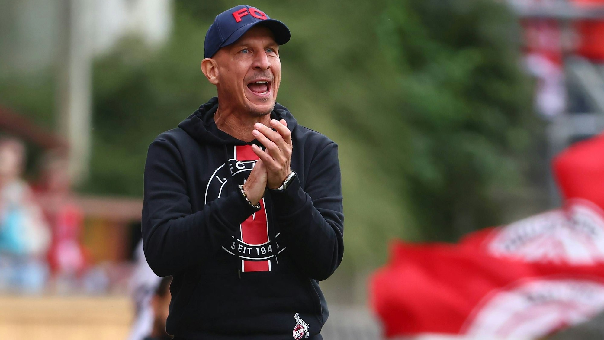 Kölns Coach Gerhard Struber feuert seine Mannschaft beim Test gegen die Sportfreunde Siegen an. Der FC bereitet sich derzeit auf den Start der 2. Liga am 2. August vor.