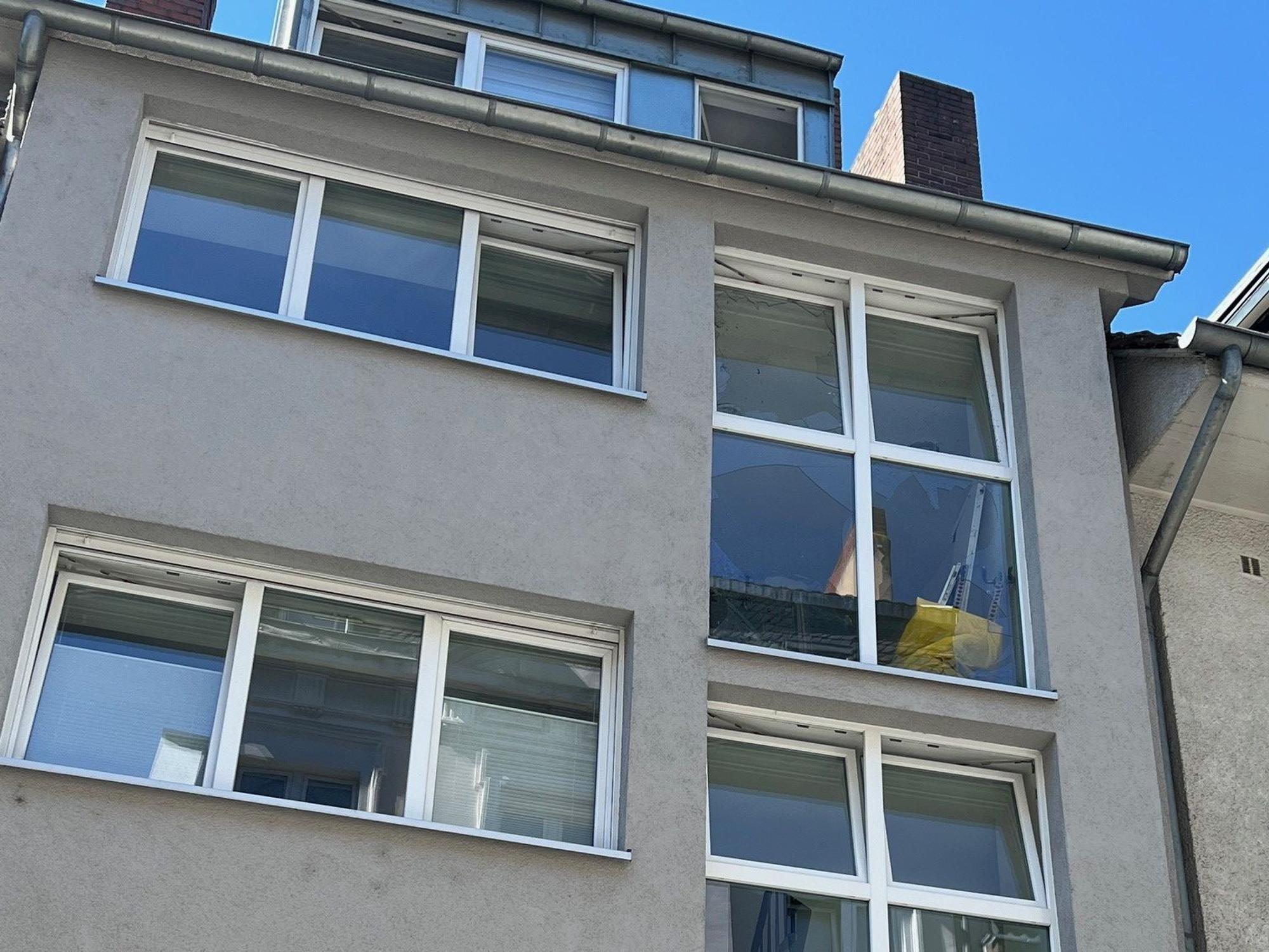Ein SEK stürmte am (6.6.2024) die Wohnung oben rechts in diesem Mehrfamilienhaus in der Brandenburger Straße in der Nähe des Breslauer Platzes.