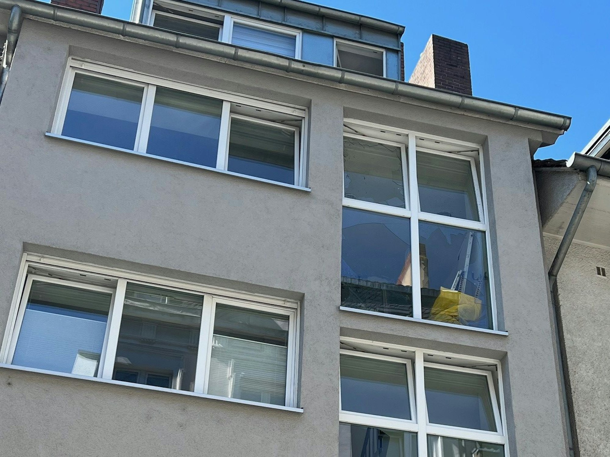 Ein SEK stürmte am (6.6.2024) die Wohnung oben rechts in diesem Mehrfamilienhaus in der Brandenburger Straße in der Nähe des Breslauer Platzes.