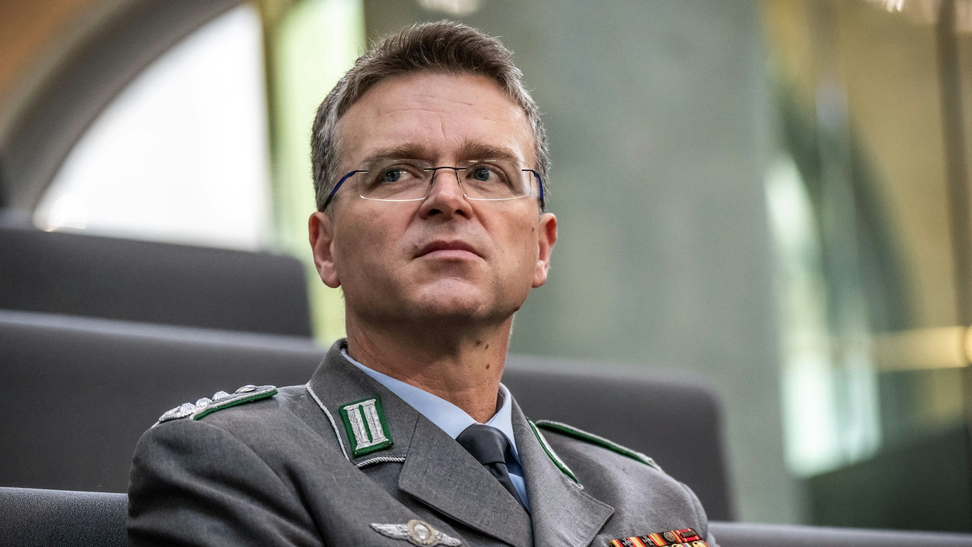 Andre Wüstner, Bundesvorsitzender des Bundeswehrverbands, verfolgt von der Besuchertribüne die Debatte zur deutschen Außen- und Sicherheitspolitik im Bundestag.