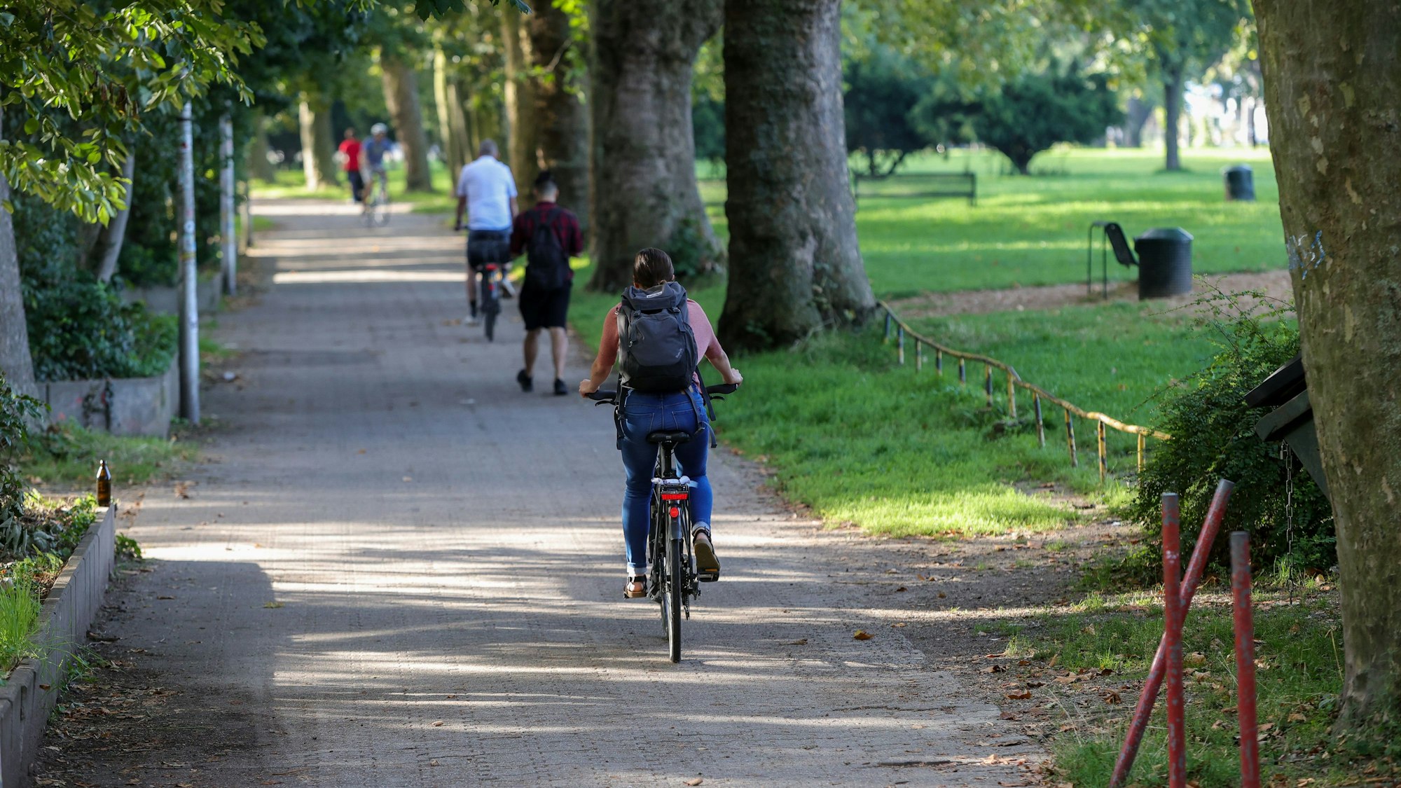 Eine Radfahrerin im Inneren Grüngürtel.