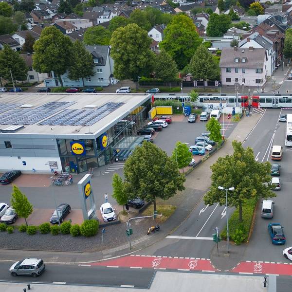 Das Luftbild zeigt einen Überblick über die Kaulardstraße mit dem Bahnübergang.