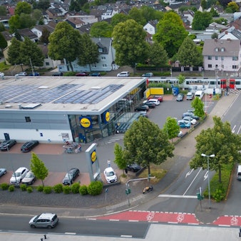 Das Luftbild zeigt einen Überblick über die Kaulardstraße mit dem Bahnübergang.