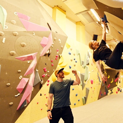Blick in der Boulderhalle – auf drei Ebenen wurden Decken durchbrochen, um die nötigen Höhen zu erreichen.