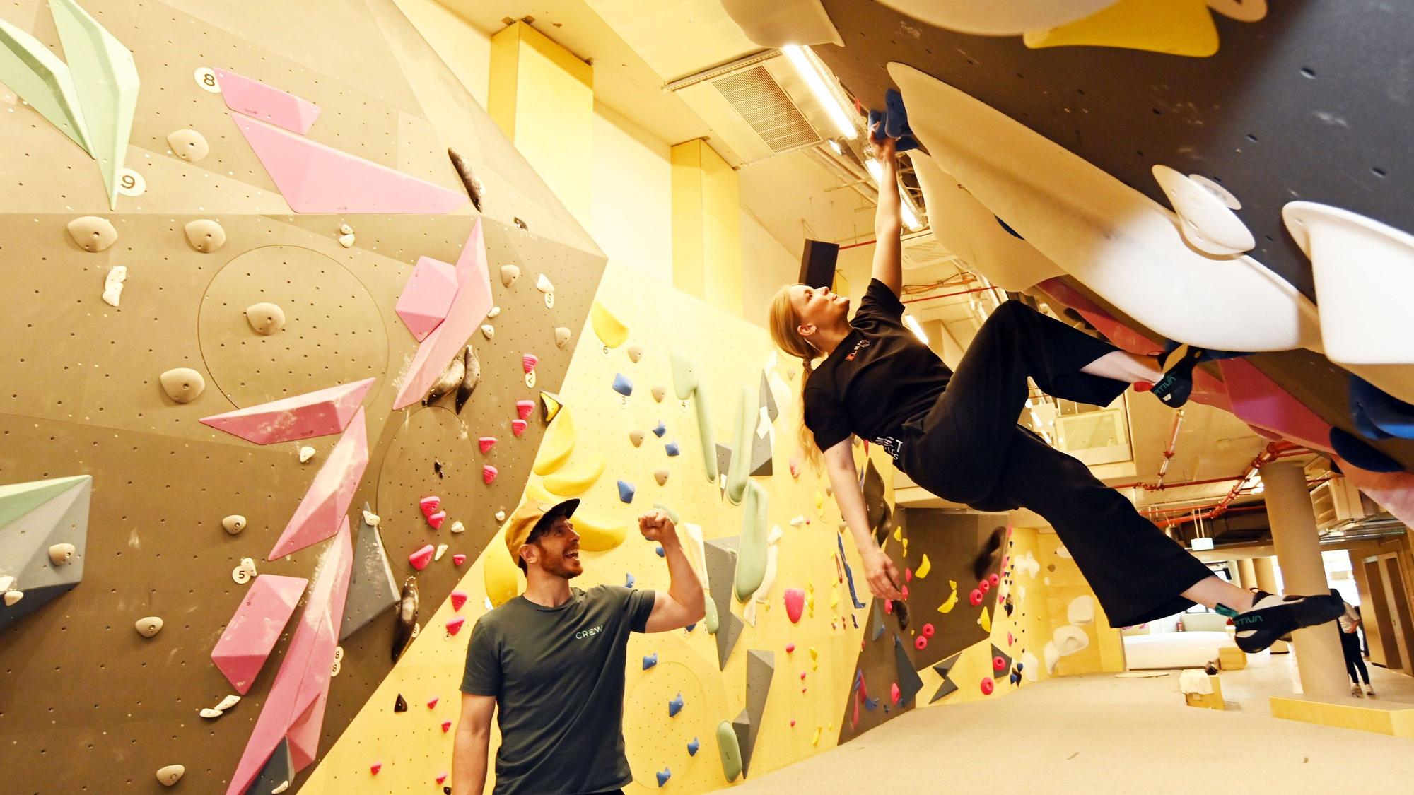 Blick in der Boulderhalle – auf drei Ebenen wurden Decken durchbrochen, um die nötigen Höhen zu erreichen.