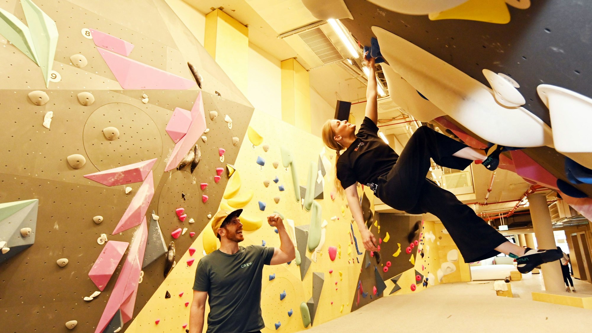 Blick in der Boulderhalle – auf drei Ebenen wurden Decken durchbrochen, um die nötigen Höhen zu erreichen.