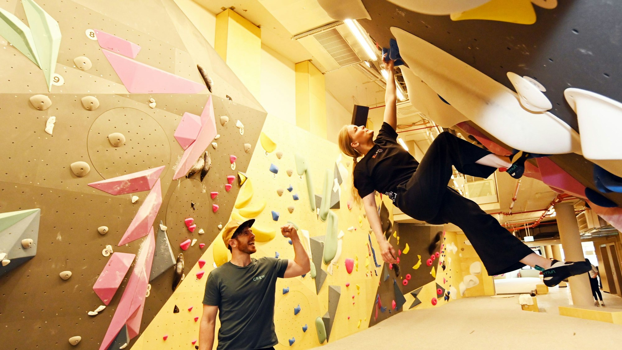 08.07.2024 Köln. Die Boulderhalle auf der Schildergasse wird eröffnet, die Presse darf schon ein paar Tage früher rein. Verena Keim und Till Pflüger führen durch die Räumlichkeiten.