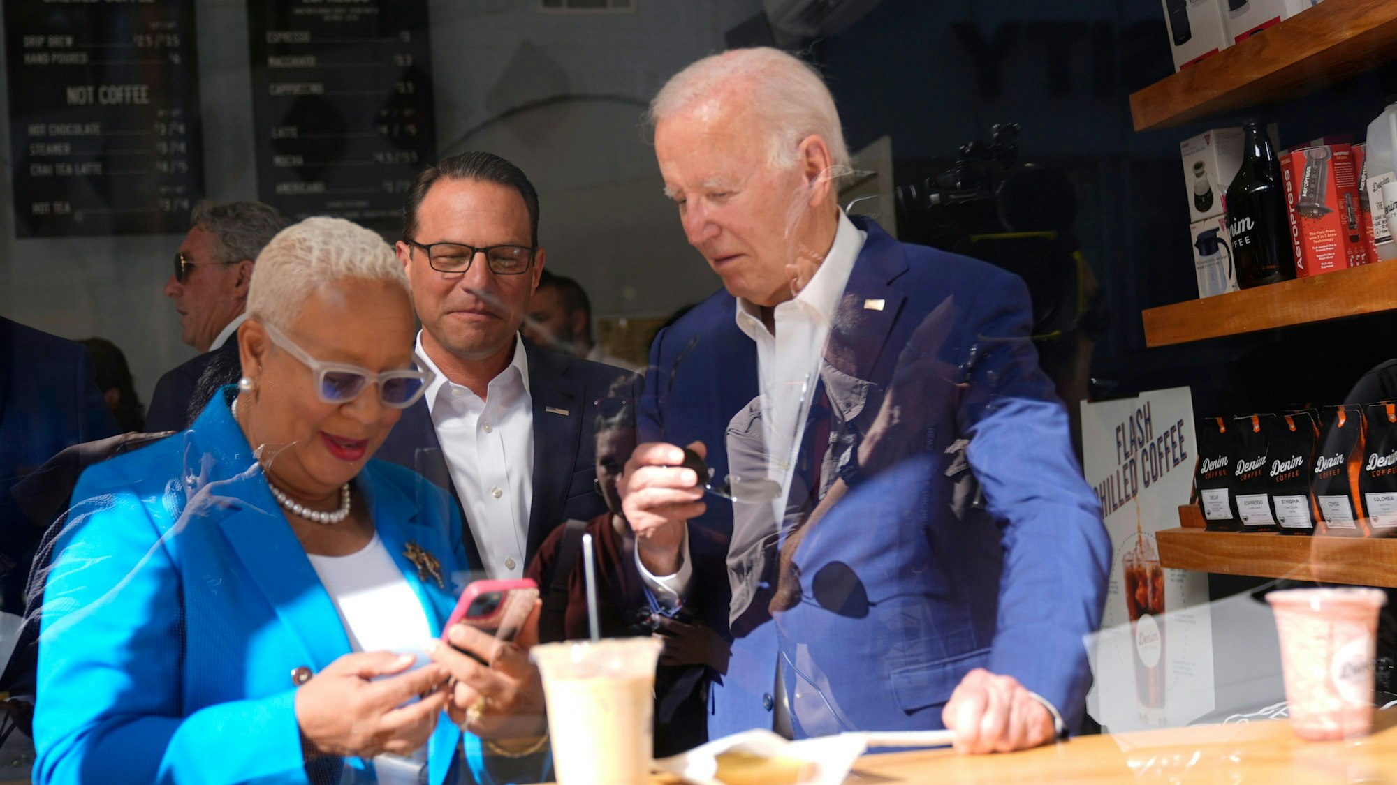 dpatopbilder - 07.07.2024, USA, Harrisburg: Wanda Williams (l-r), die Bürgermeisterin von Harrisburg, Pennsylvania, Josh Shapiro, der Gouverneur des Bundesstaates Pennsylvania,
und US-Präsident Joe Biden besuchen Denim Coffee nach einer Wahlkampfveranstaltung. Foto: Manuel Balce Ceneta/AP/dpa +++ dpa-Bildfunk +++