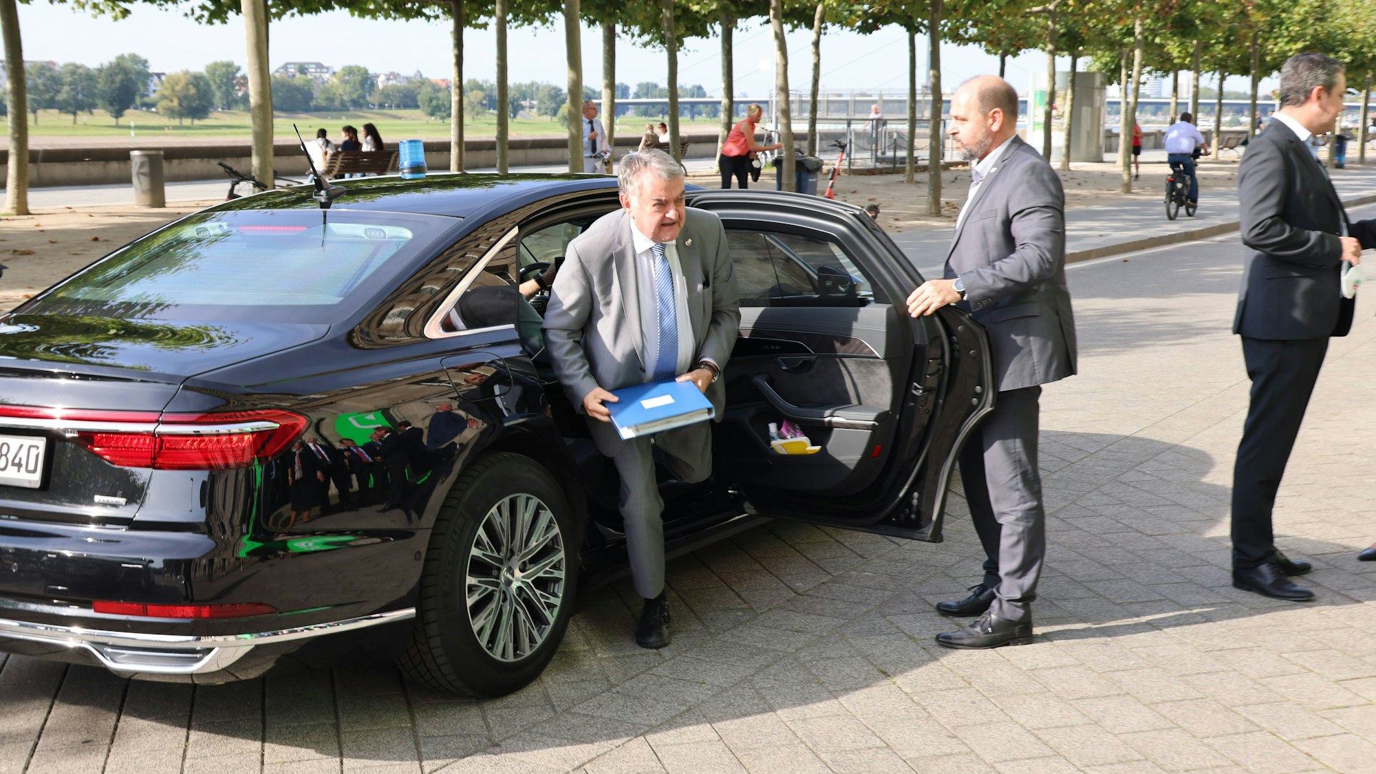 Armin Laschet und Kabinett Duesseldorf 07.09.2021, Germany, Duesseldorf, hier Innenminister Herbert Reul CDU, Dienstag, 7. September 2021, findet die 3.000 Kabinettsitzung seit Gründung des Landes Nordrhein-Westfalen statt. Aus diesem Anlass tagt das Kabinett an diesem Tag im historischen Behrensbau Mannesmannbau am Düsseldorfer Mannesmannufer. Fast auf den Tag genau vor 75 Jahren fand am 30. August 1946 die erste Sitzung des nordrhein-westfälischen Kabinetts im Behrensbau statt, der anschließend bis 1953 als Staatskanzlei und Amtssitz der ersten nordrhein-westfälischen Ministerpräsidenten diente. Das Gebäude steht seit 1982 unter Denkmalschutz und ist künftiger Ort für das Haus der Geschichte Nordrhein-Westfalens. Mannesmann-Ho