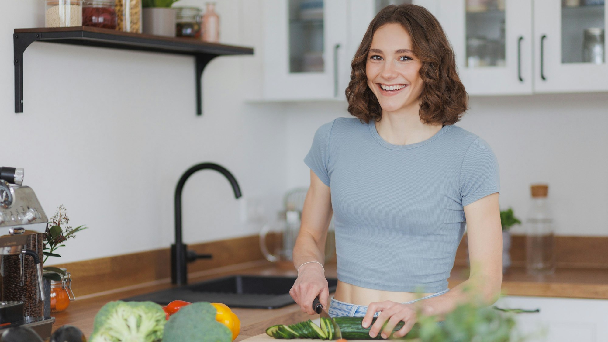 Die Food-Bloggerin Maya Leinenbach in einer Küche