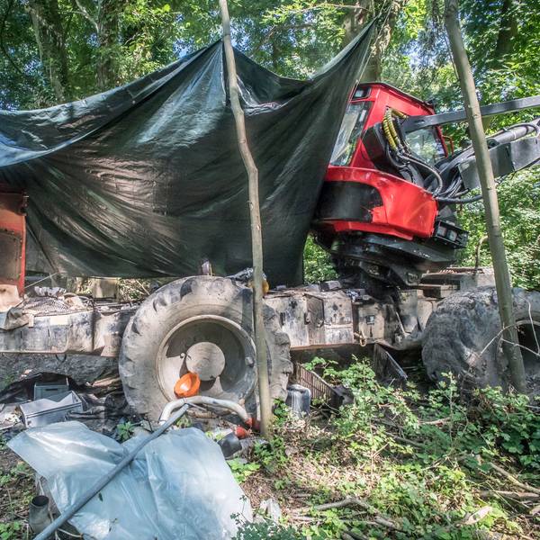 Gerald Bruchhausen besieht sich den defekten Harvester nahe dem Bürgerbuschweg. Foto: Ralf Krieger