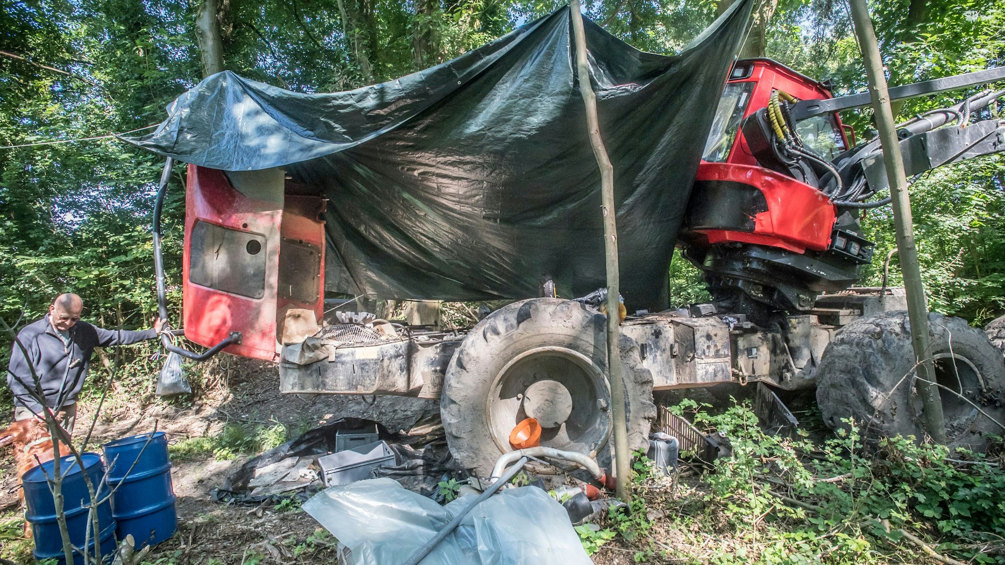 Gerald Bruchhausen besieht sich den defekten Harvester nahe dem Bürgerbuschweg. Foto: Ralf Krieger