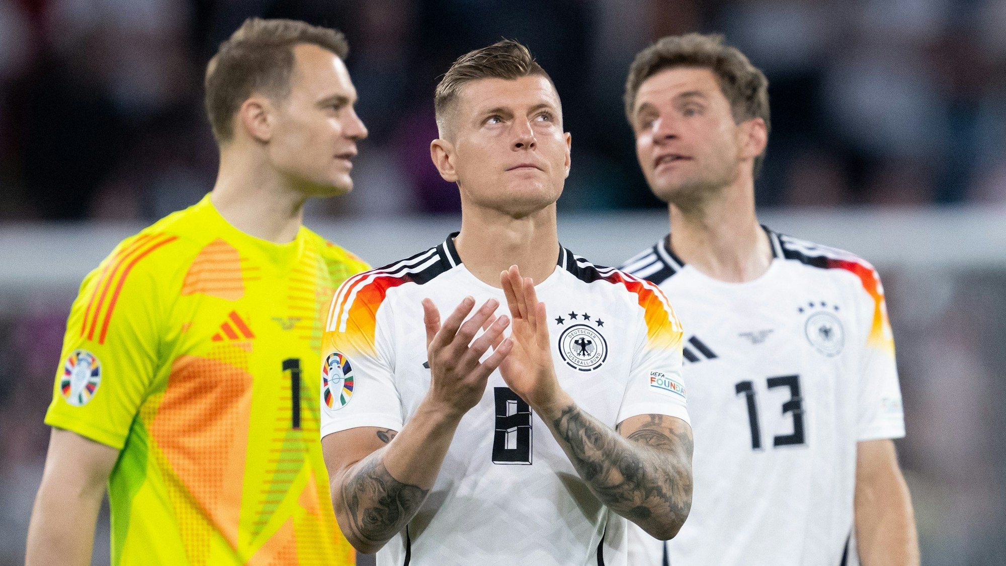 Toni Kroos klatscht auf dem Fußballplatz.