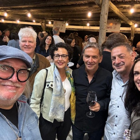 Professor Igor Epstein (links), Peter und Marion Reinecke (2. und 3. von links), Ex-Landrat Niv Viezel (3. von rechts) und Arieh Cohen, Landrat aus dem Kreis Megilot (2. von rechts) sowie Judith, die Tochter der Reineckes.