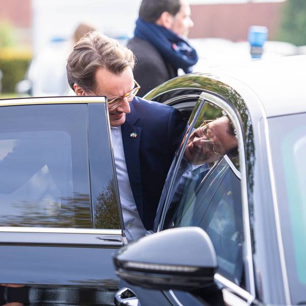 18.10.2023 - Hendrik Wüst besucht neue Flüchtlingsunterkunft in Halle/Westfalen: Der NRW-Ministerpräsident CDU bei einem von vier Terminen in Ostwestfalen-Lippe. In dieser fast fertiggestellten Unterkunft finden bis zu 60 Menschen Platz. Im Bild steigt er in seinen Dienstwagen ein. Sein Bild spiegelt sich. , *** 18 10 2023 Hendrik Wüst visits new refugee accommodation in Halle Westphalia The NRW Minister President CDU at one of four appointments in East Westphalia Lippe There is room for up to 60 people in this almost completed accommodation In the picture he gets into his official car His image is reflected ,