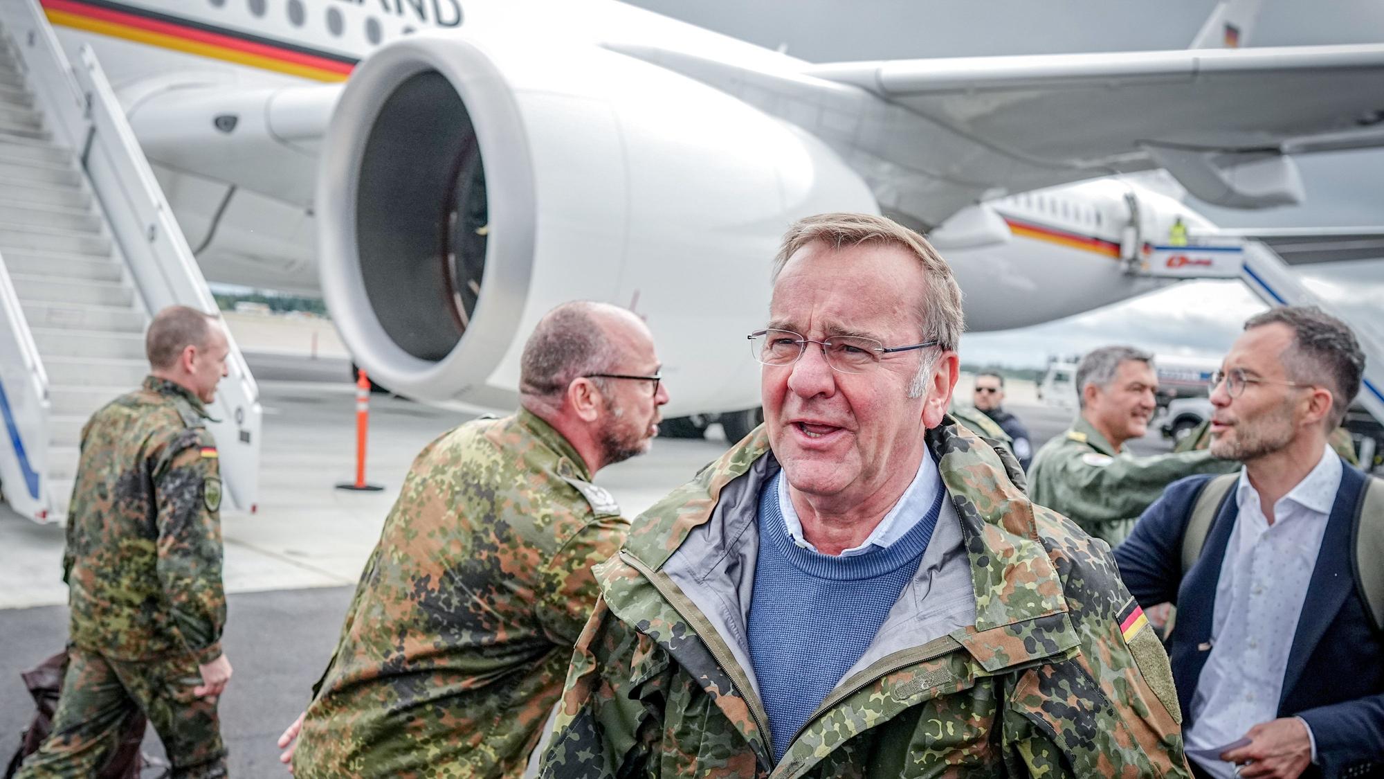 Boris Pistorius (SPD), Bundesminister der Verteidigung, geht vor der Delegation nach der Landung mit dem Airbus A350 der Luftwaffe auf dem Internationalen Flughafen von Fairbanks in Alaska.