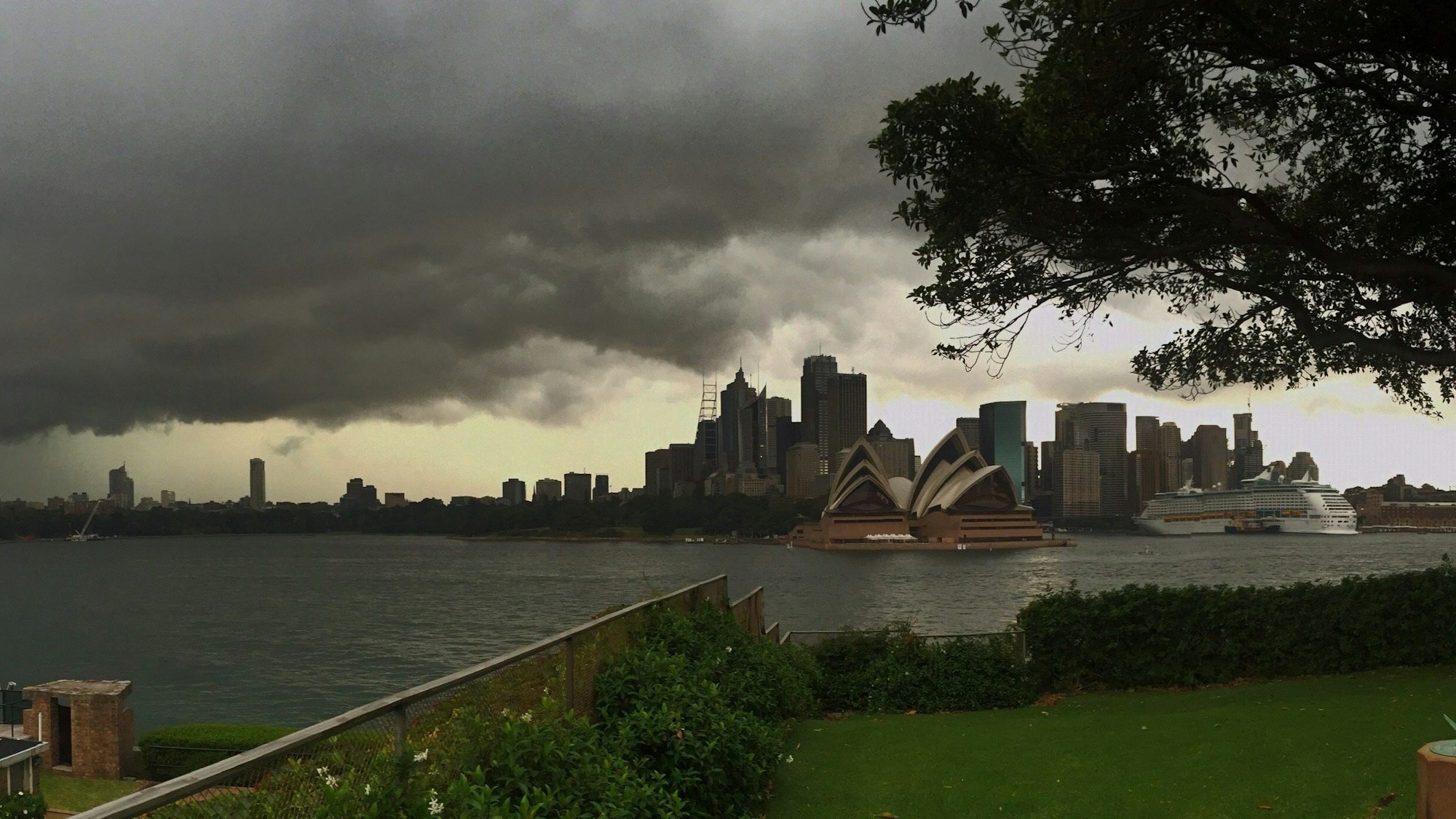Über dem Opernhaus in Sydney sind dunkle Wolken aufgezogen. (Symbolbild)